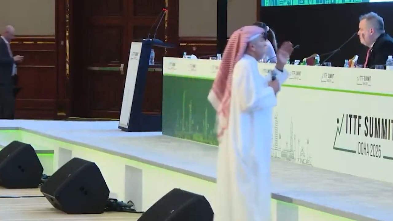 Hör protesterna under kaosmötet: ”Löjligt!”