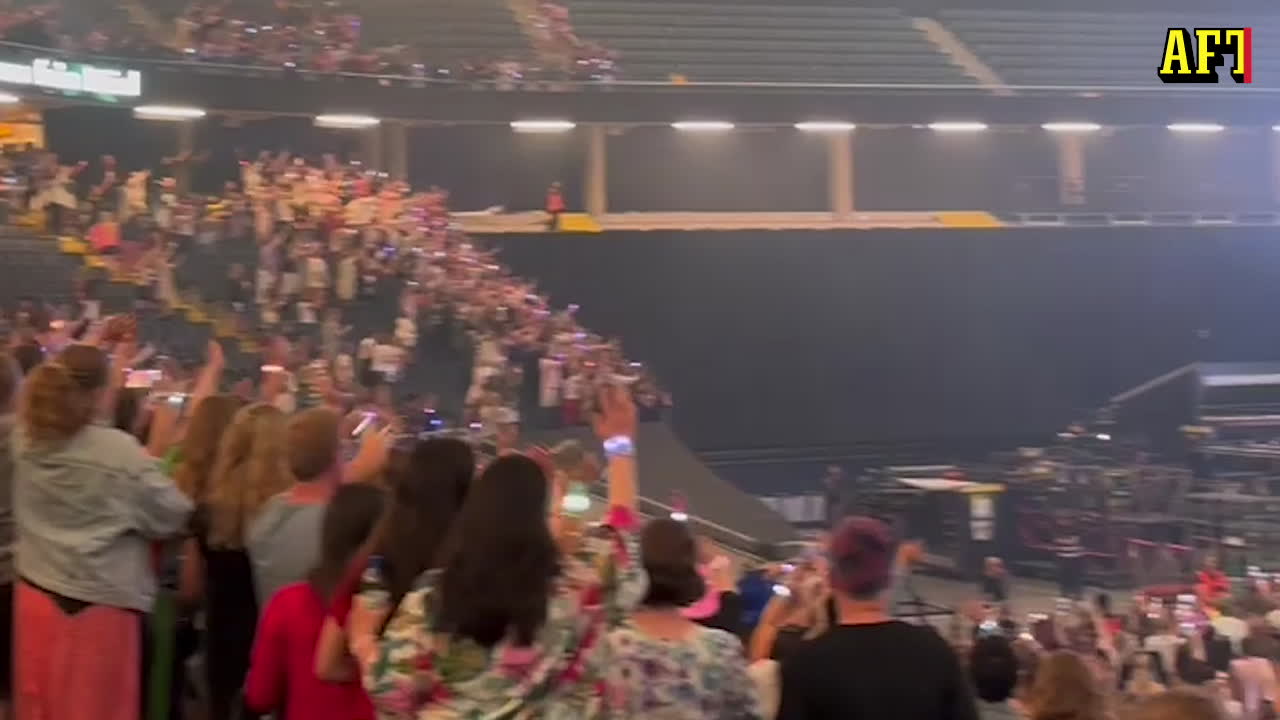 Taylor Swift vinkar till publiken – Hör fansens jubel