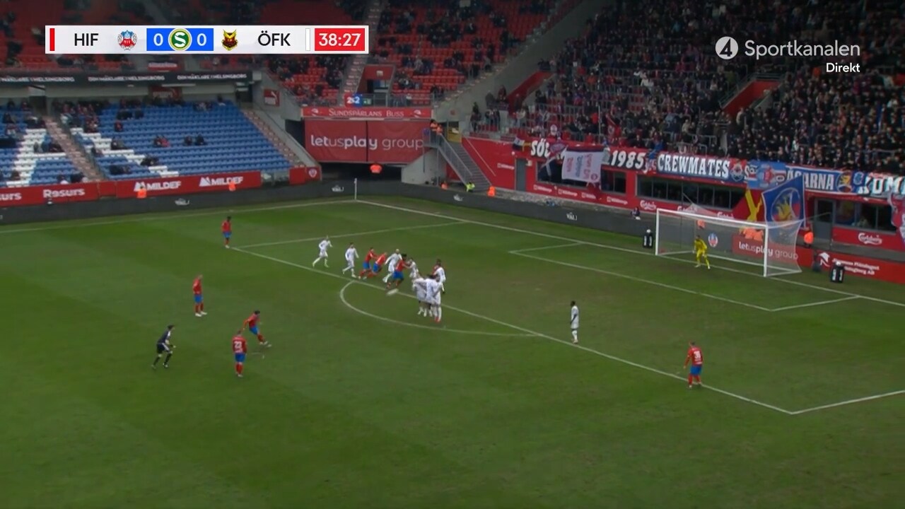 Här gör han mål för tredje matchen i rad