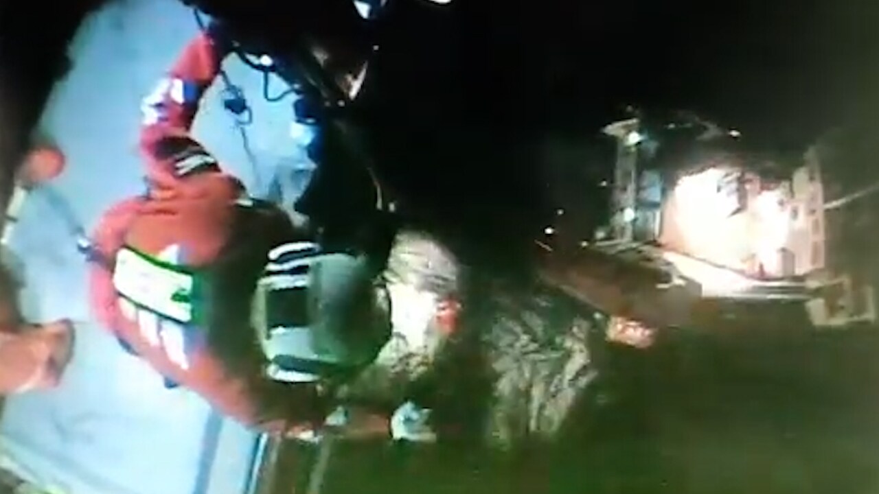 Här räddas besättningen på svenska fartyget