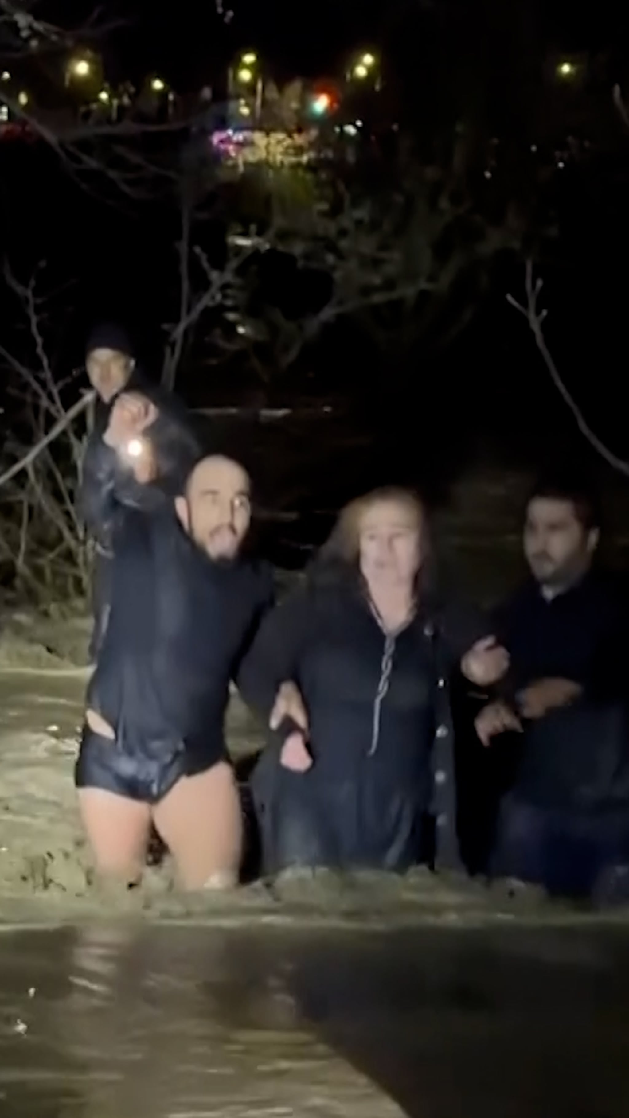 Kraftig översvämning – familj drogs med