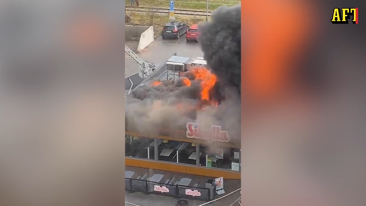 VMA i Örebro: Grillkiosk i lågor