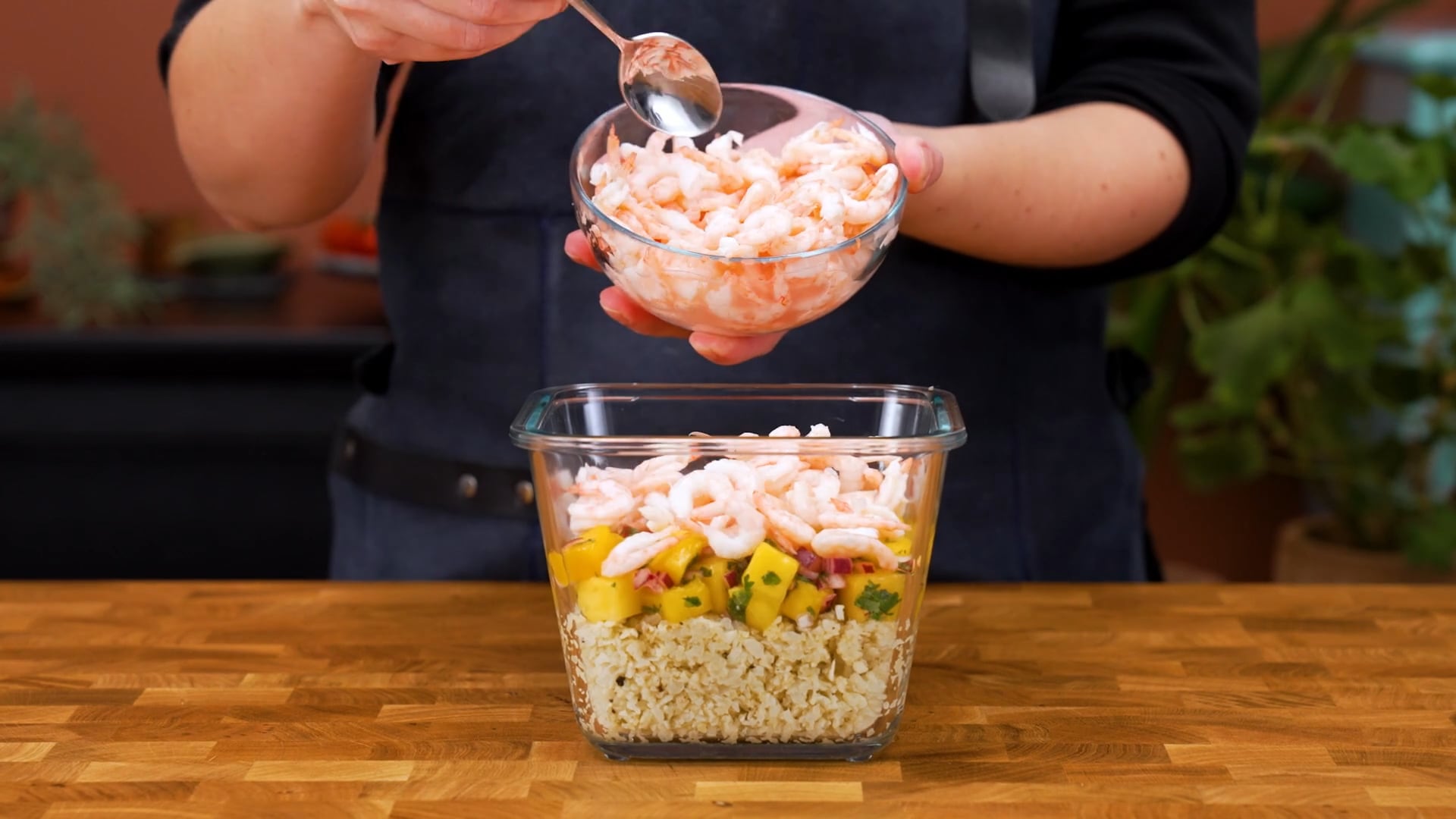 Blomkålsris med räkor och mango