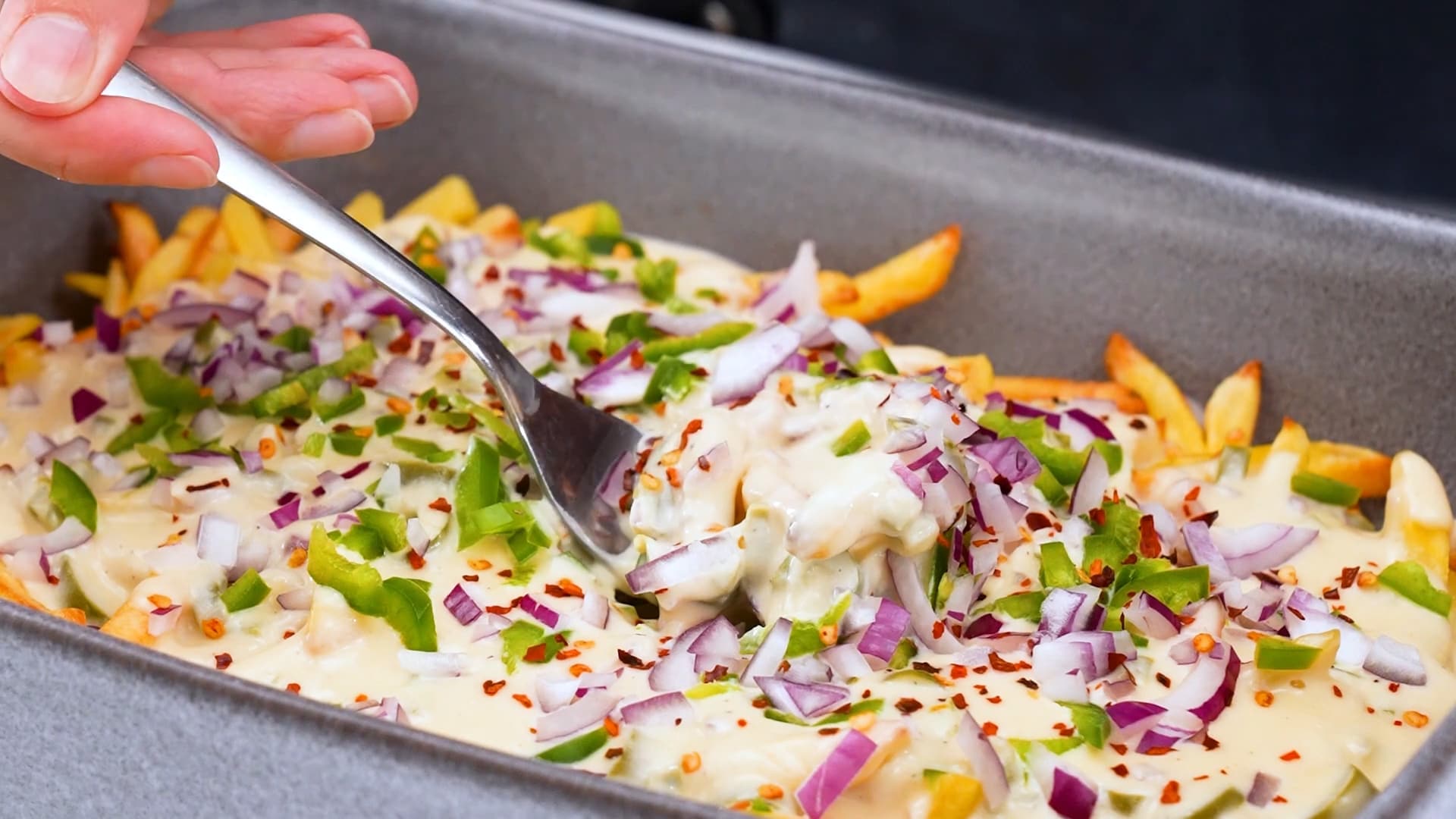 Så enkelt gör du läckra cheesefries