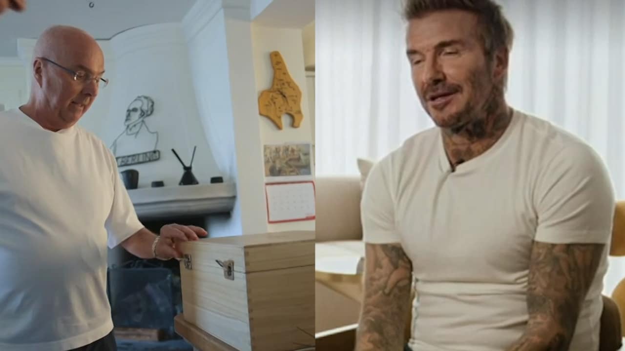 Här öppnar Svennis gåvan från Beckham: ”Väldigt personligt”