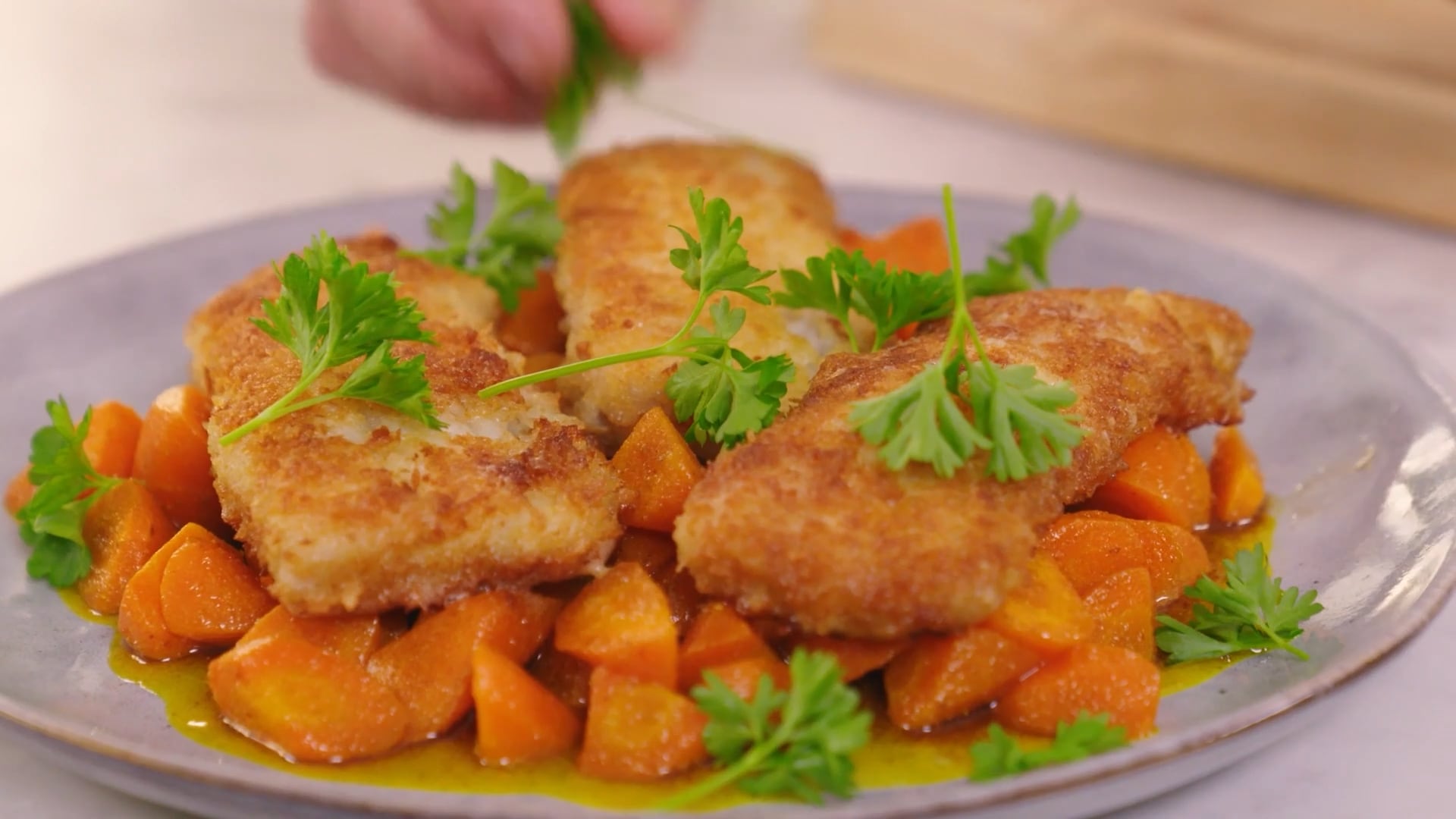Panerad fisk med currystekta morötter