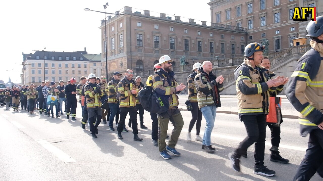 Här demonstrerar brandmännen: ”Nästan omöjligt att jobba kvar”