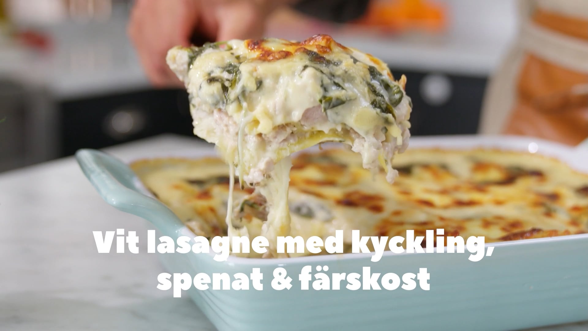 Vit lasagne med kyckling, färskost och spenat