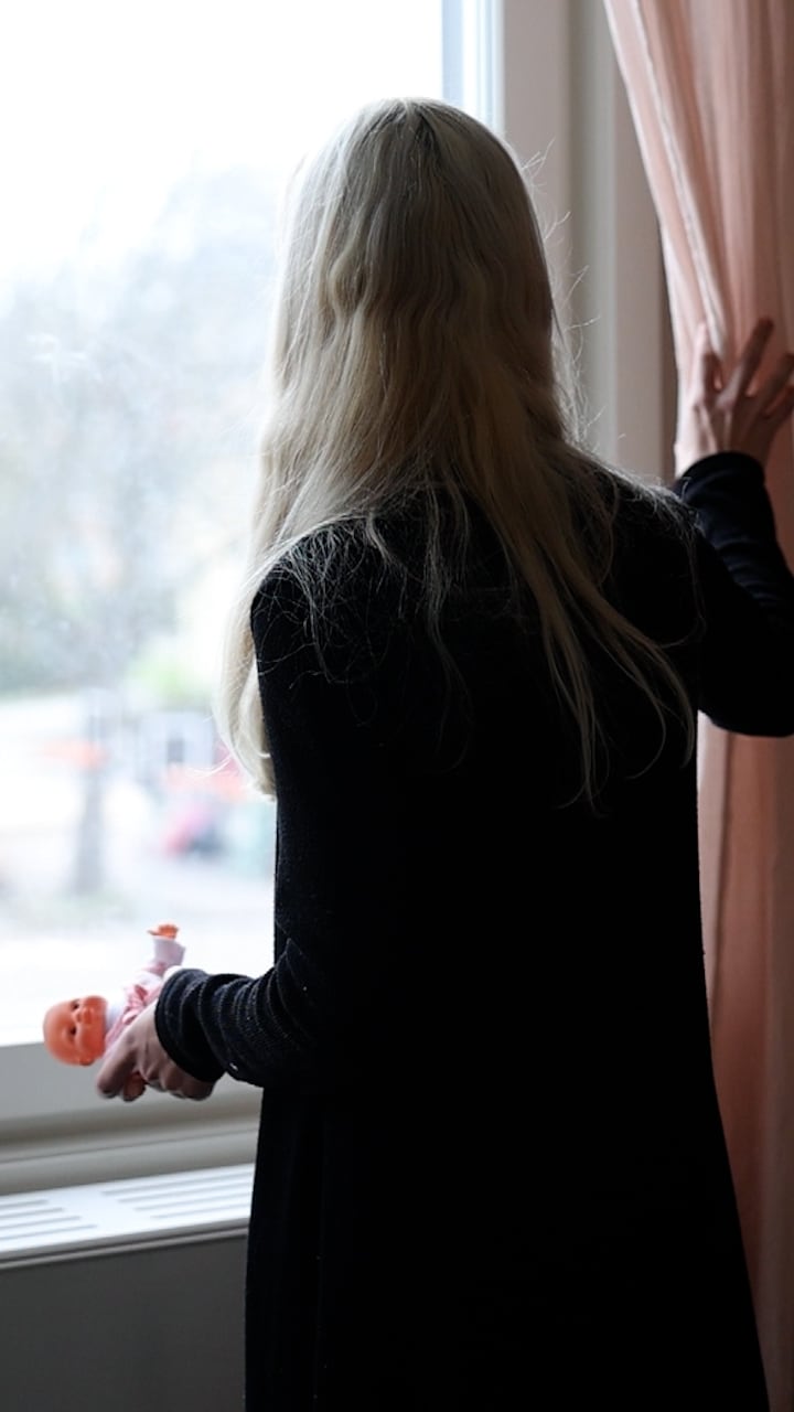 Elins tvååriga dotter tvingas flytta till Frankrike