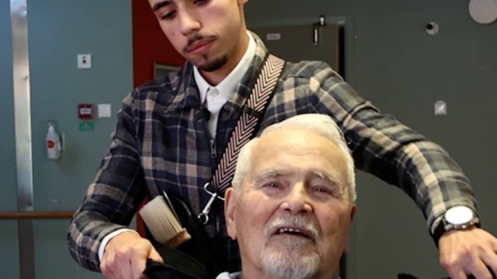 Muhammad, 20, klipper &auml;ldre p&aring; v&aring;rdboenden: &rdquo;Fantastiskt!&rdquo; 
