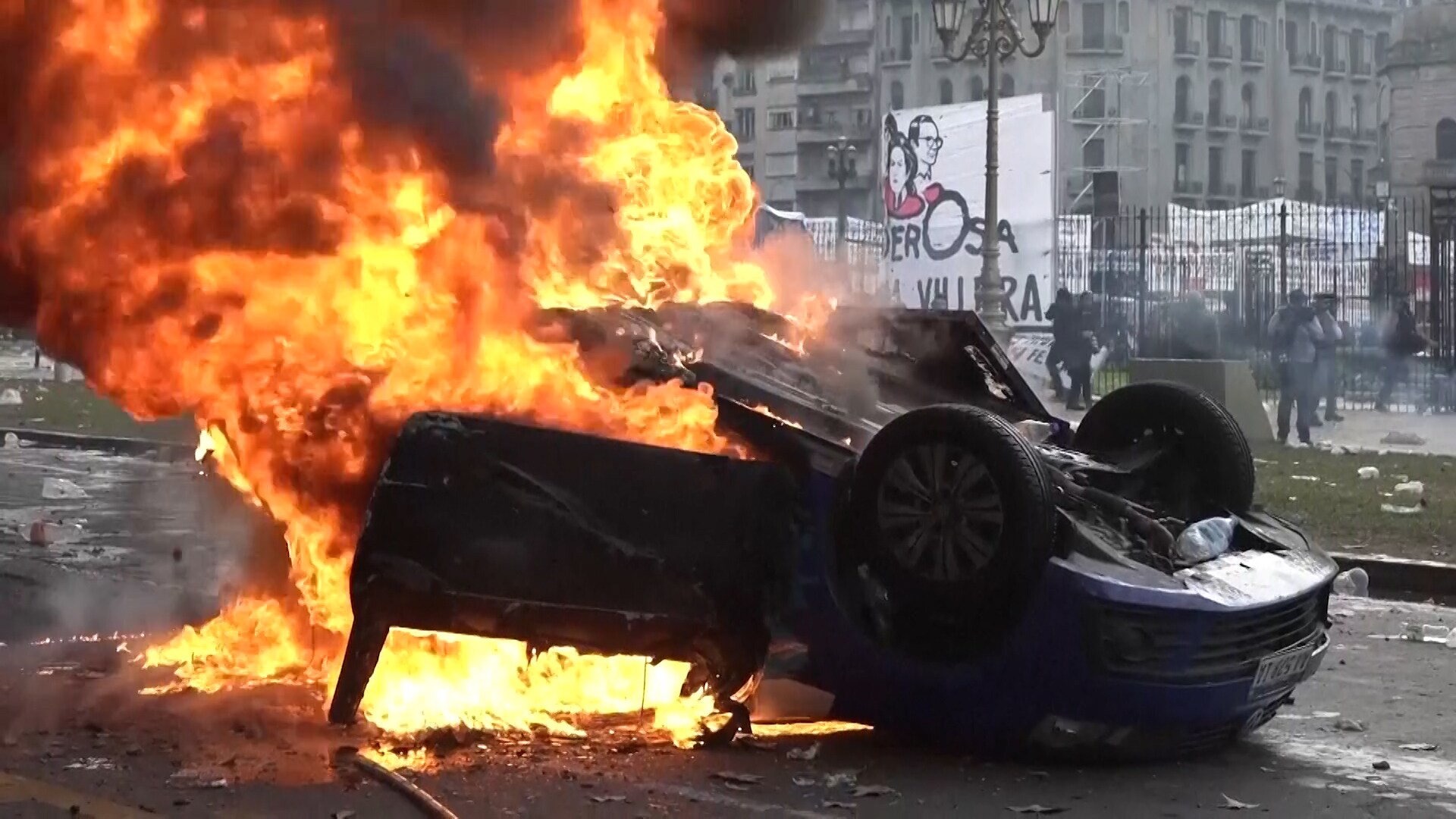 Demonstranter och polis drabbades samman utanför parlamentet i Buenos Aires