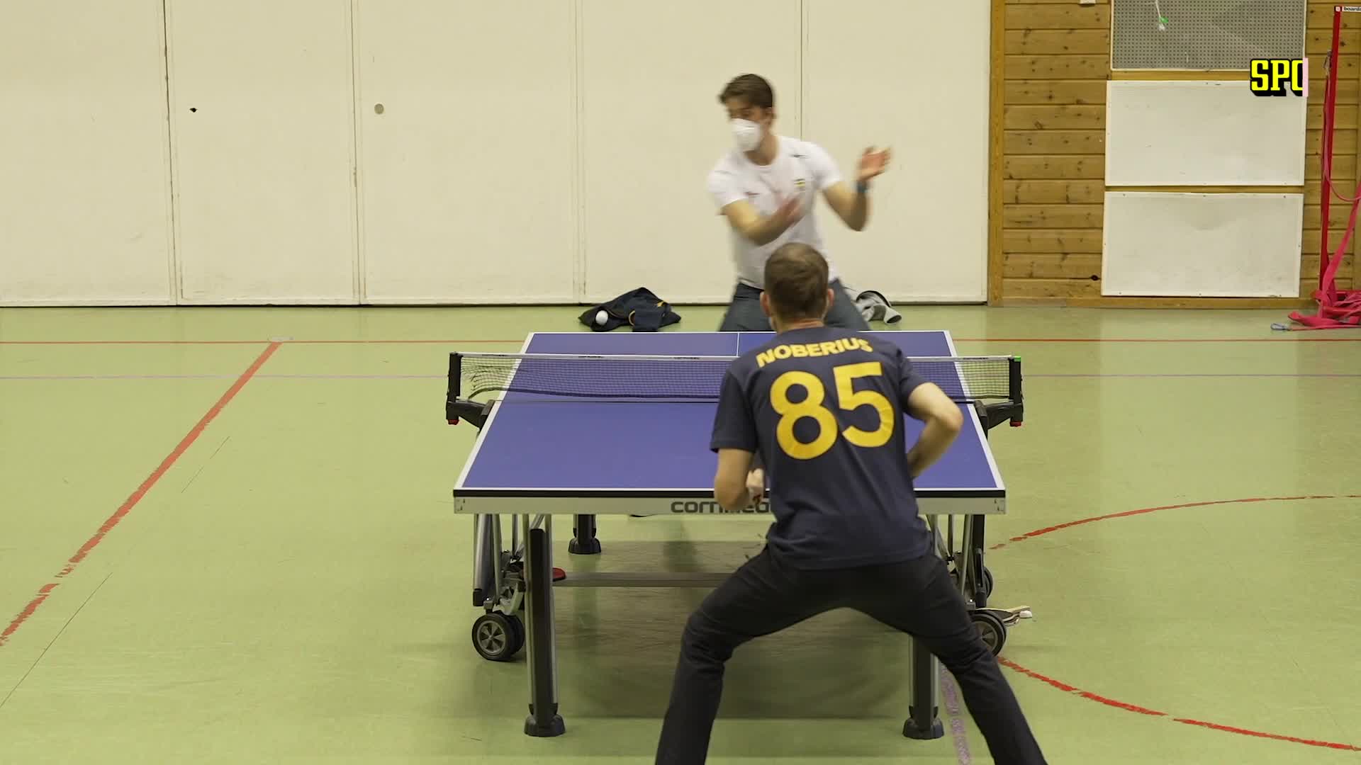 Calle Halfvarsson laddar upp med pingis inför premiären