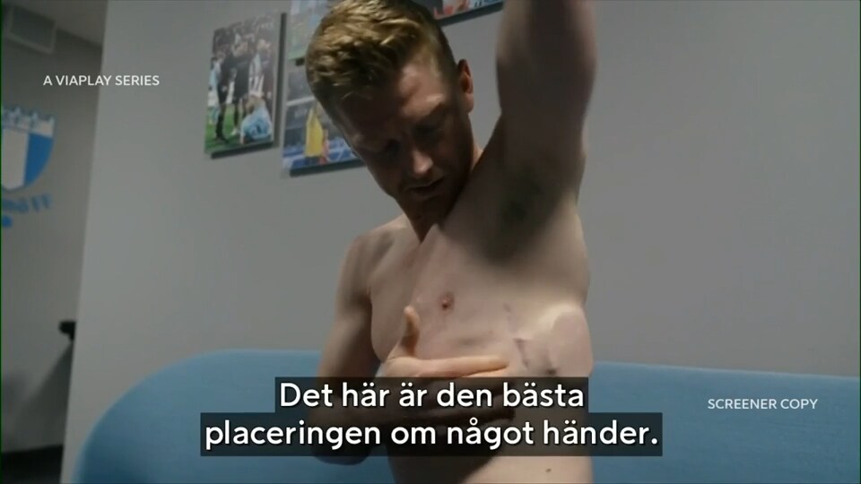 Anders Christiansen visar upp hjärtstartaren i ny dokumentär