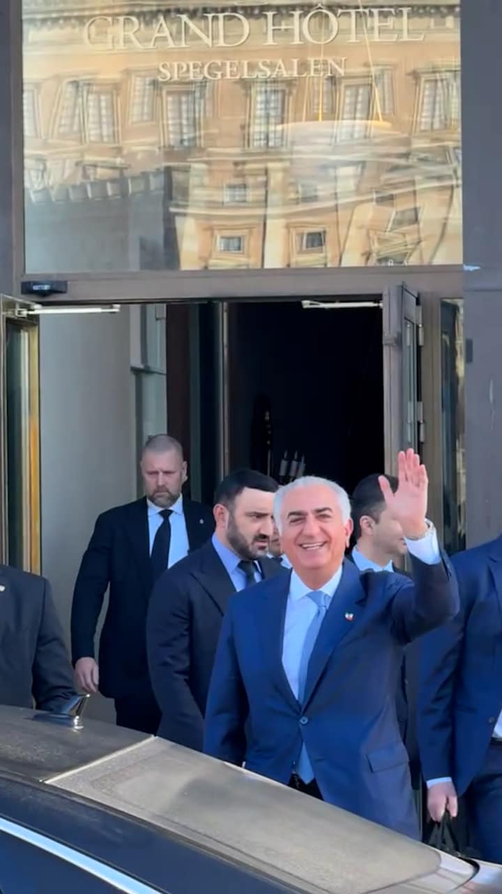 Här lämnar exprinsen Grand Hôtel