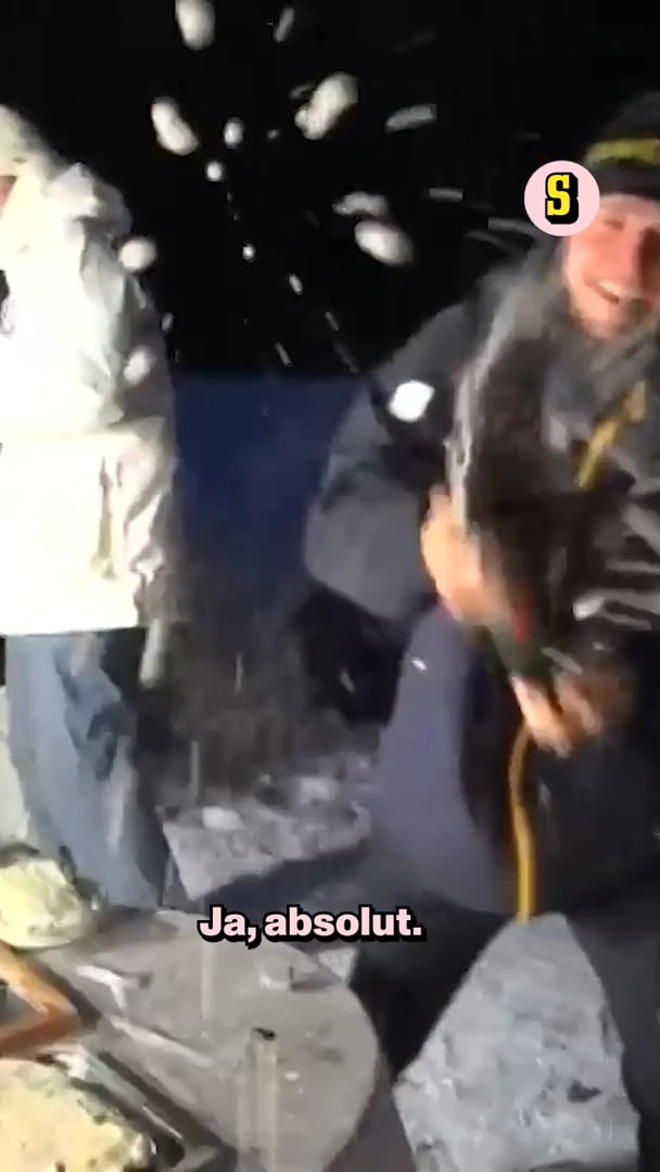 Här sprutar guldhjälten alla med champagne