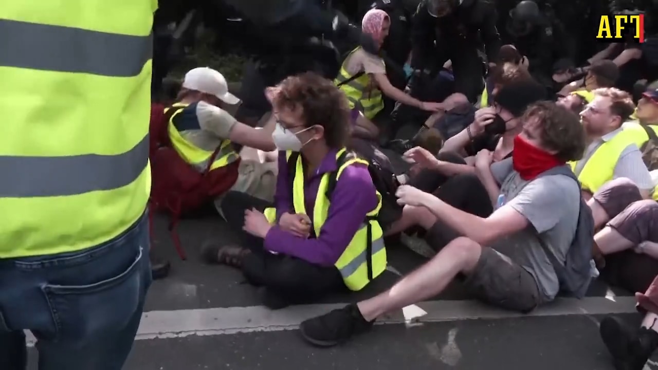 Stor tumult i demonstrationer mot högerextrema AfD