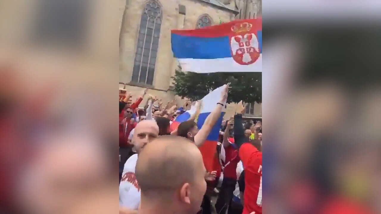 Här skanderar fansen på fotbolls-EM: Vladimir Putin! - Aftonbladet TV