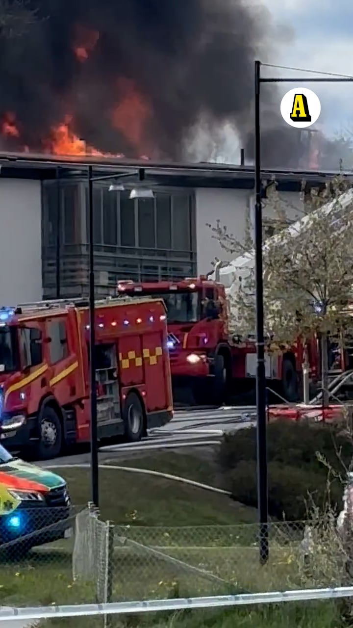 Brand på boende i Huddinge – se lågorna