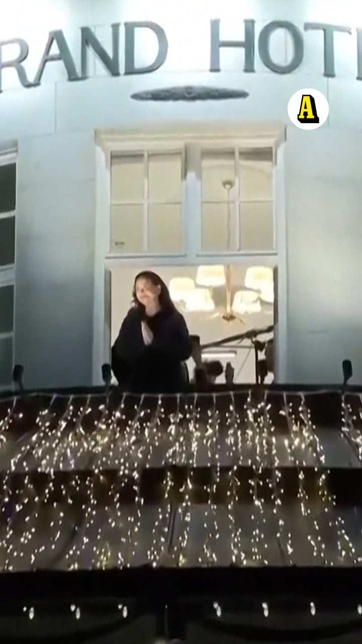 Här dyker den försvunna Nobelpristagaren plötsligt upp