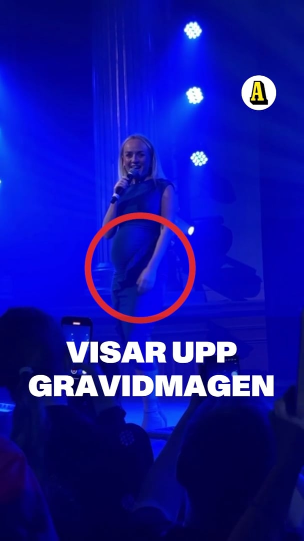 Här visar Anna Bergendahl upp gravidmagen