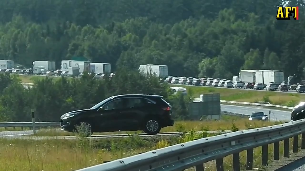 Här vänder bilisterna på E4:an efter kilometerlånga köer
