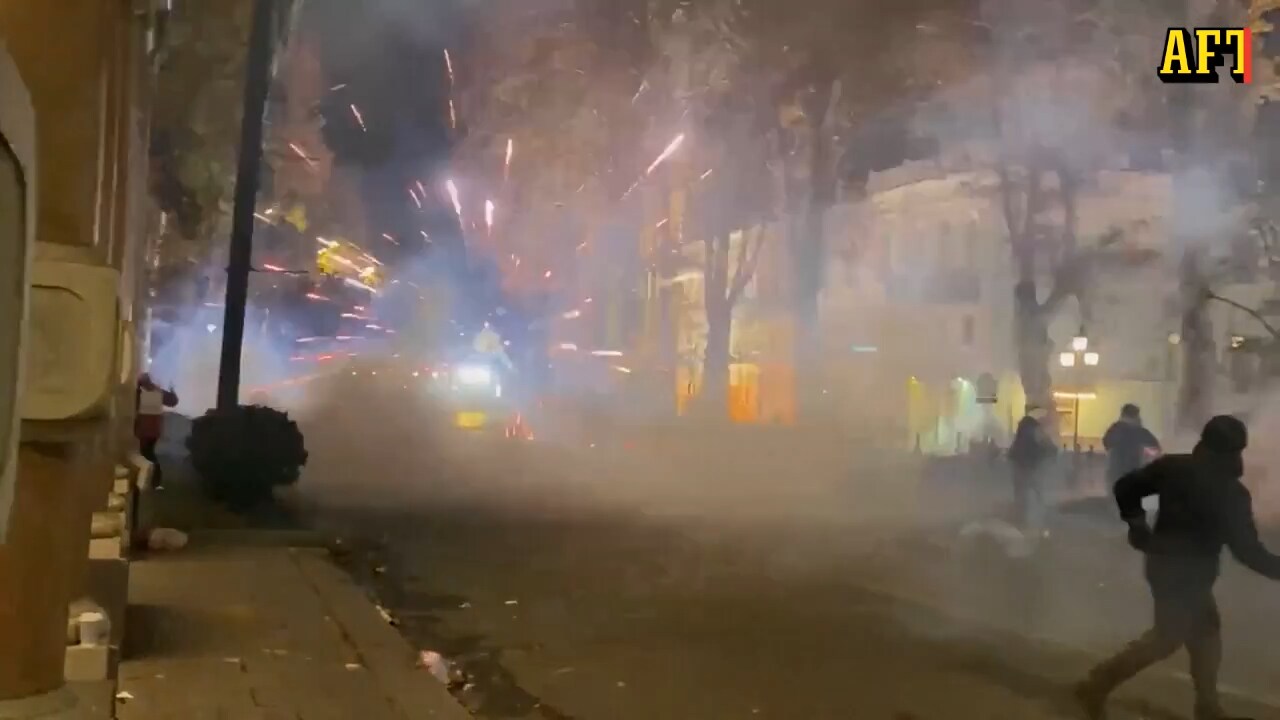 Tusentals demonstrerar - tårgas och grön laser