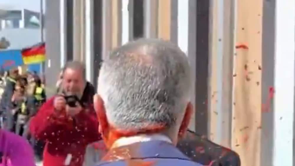 Kastar tomatjuice &ouml;ver exprinsen