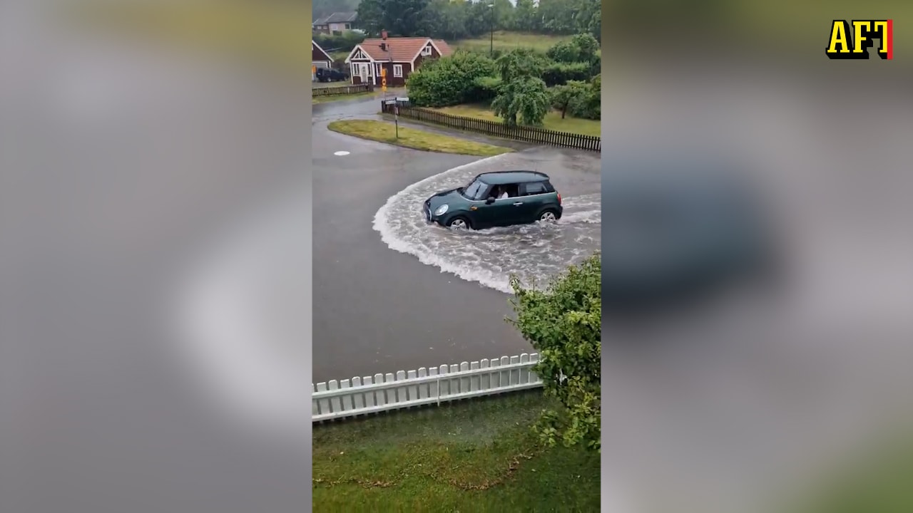 Här kör bilen genom översvämningskaoset i Norrköping