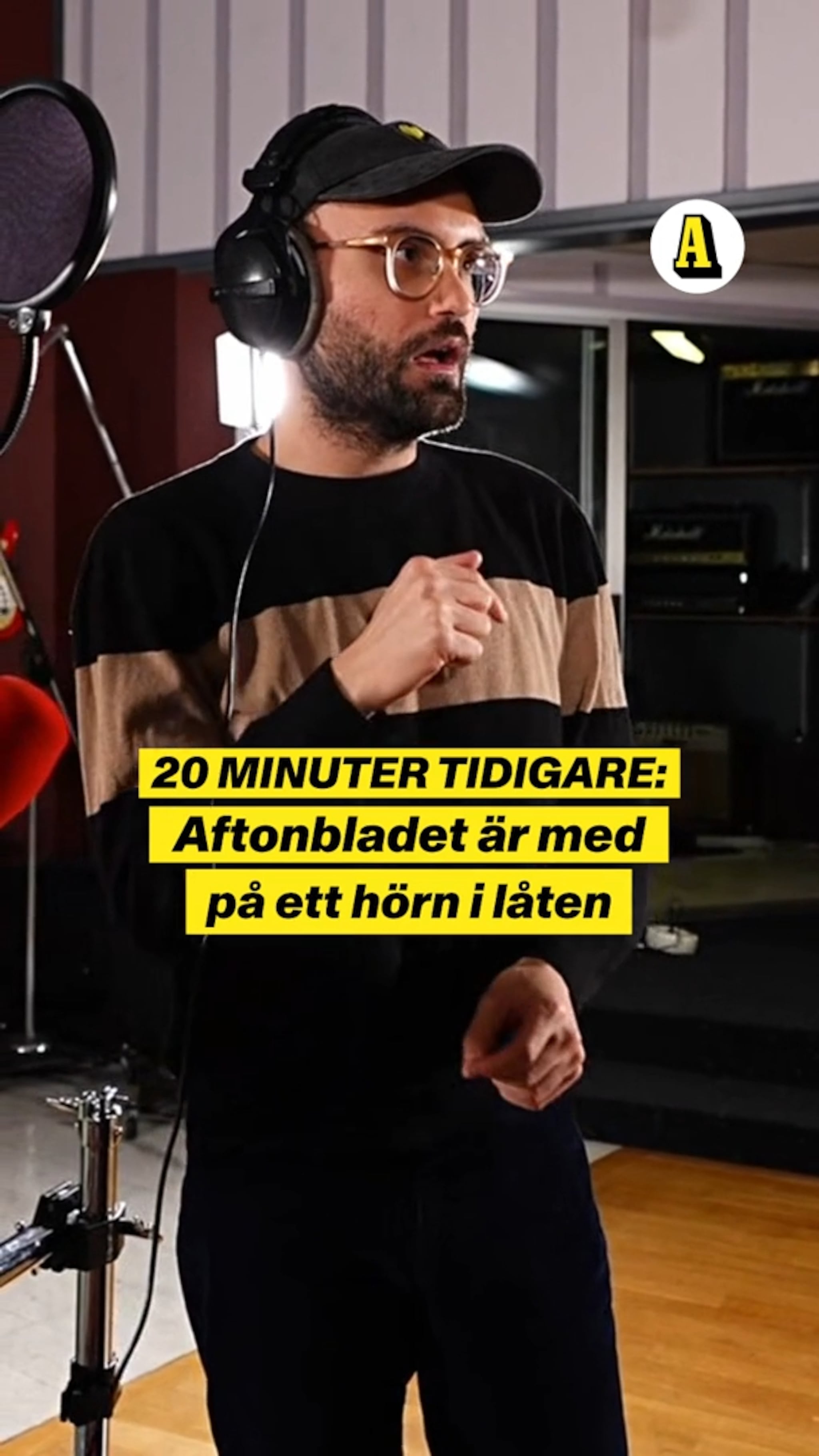 Aftonbladets reporter sjunger Mellolåt: ”Falskt”
