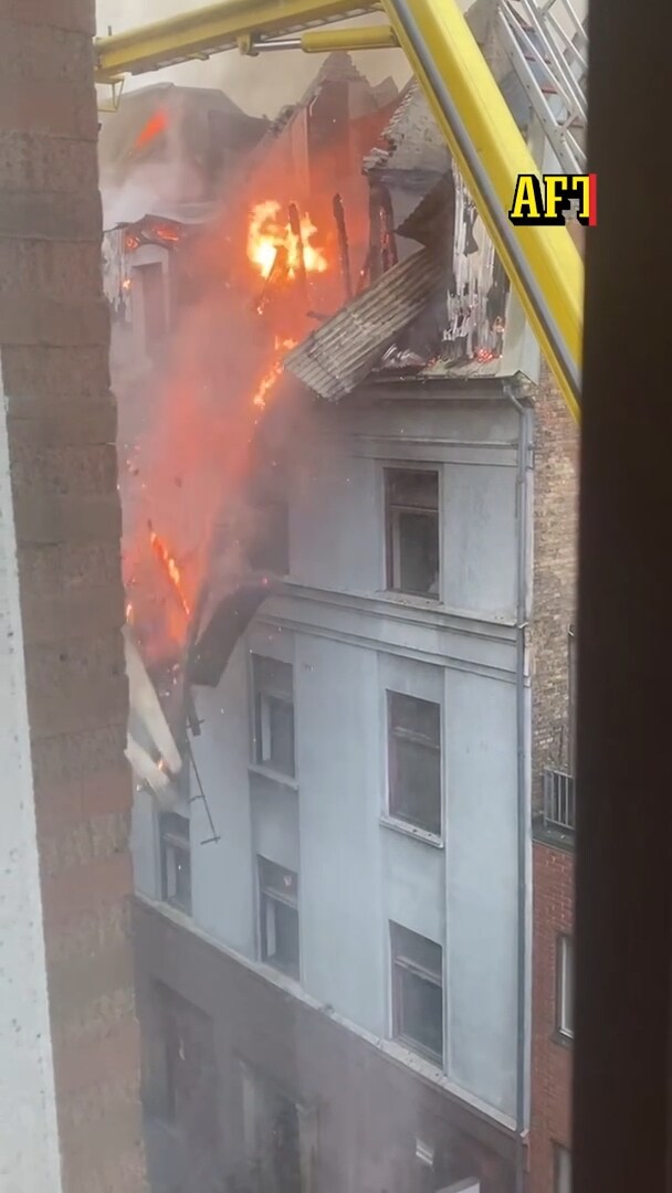 Se lågorna från hotellet – brunnit i två dagar