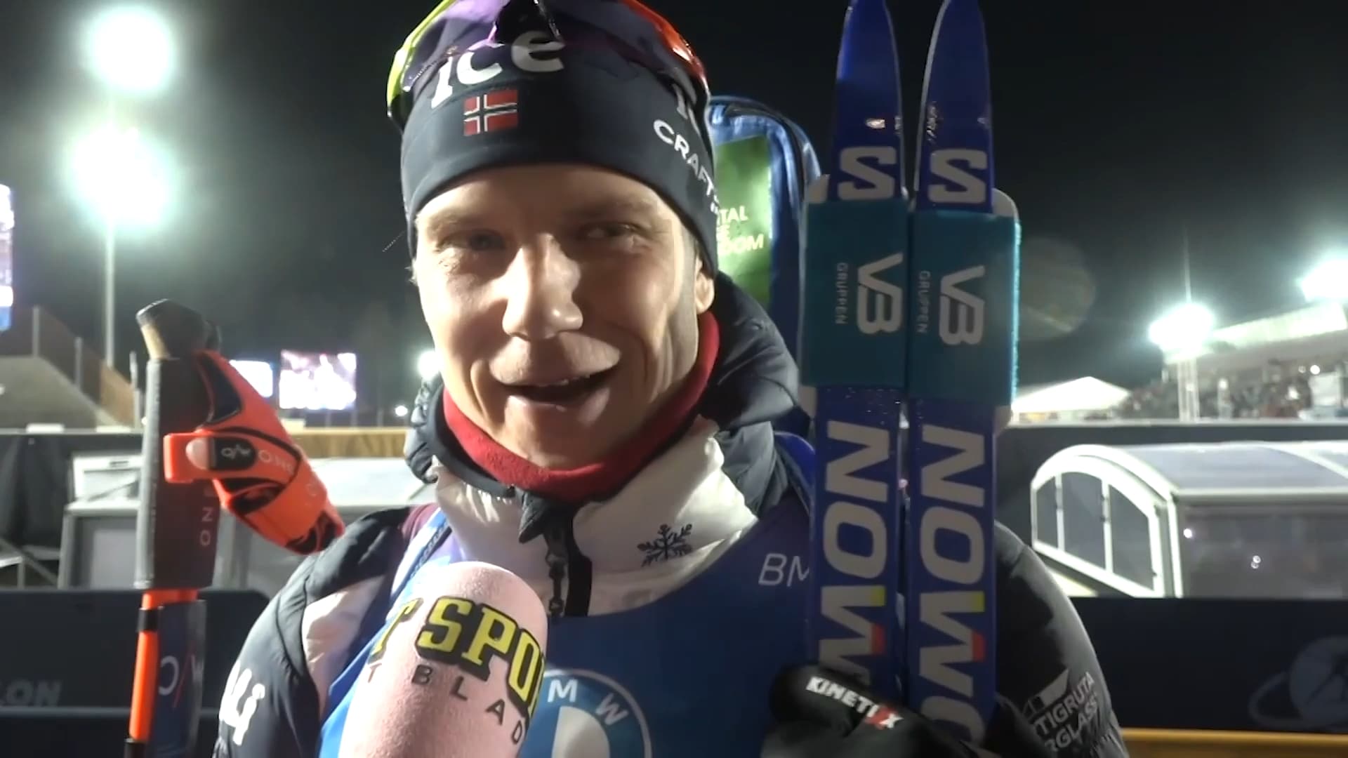 Vetle Sjåstad Christiansen tackar Frida Karlsson