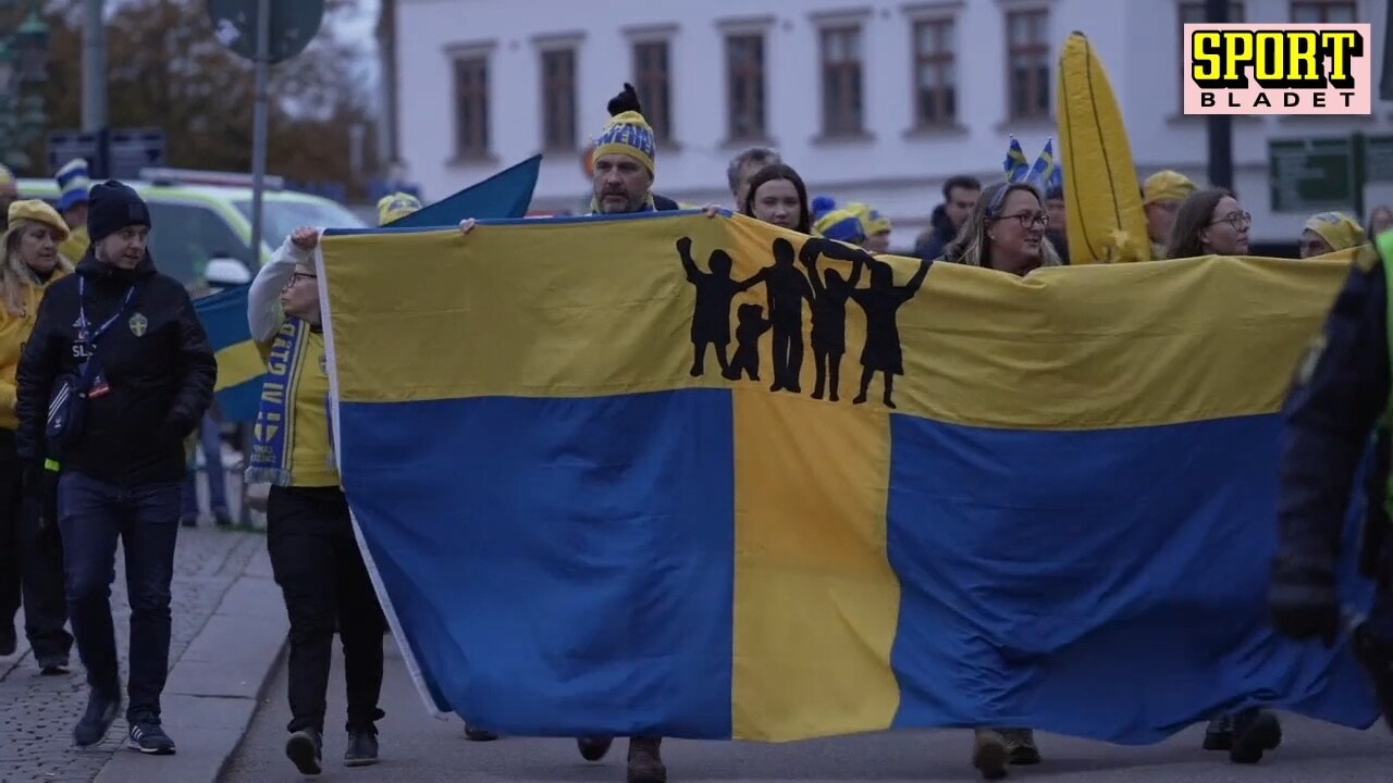 Här går blågula supportrarna i tyst marsch till Gamla Ullevi