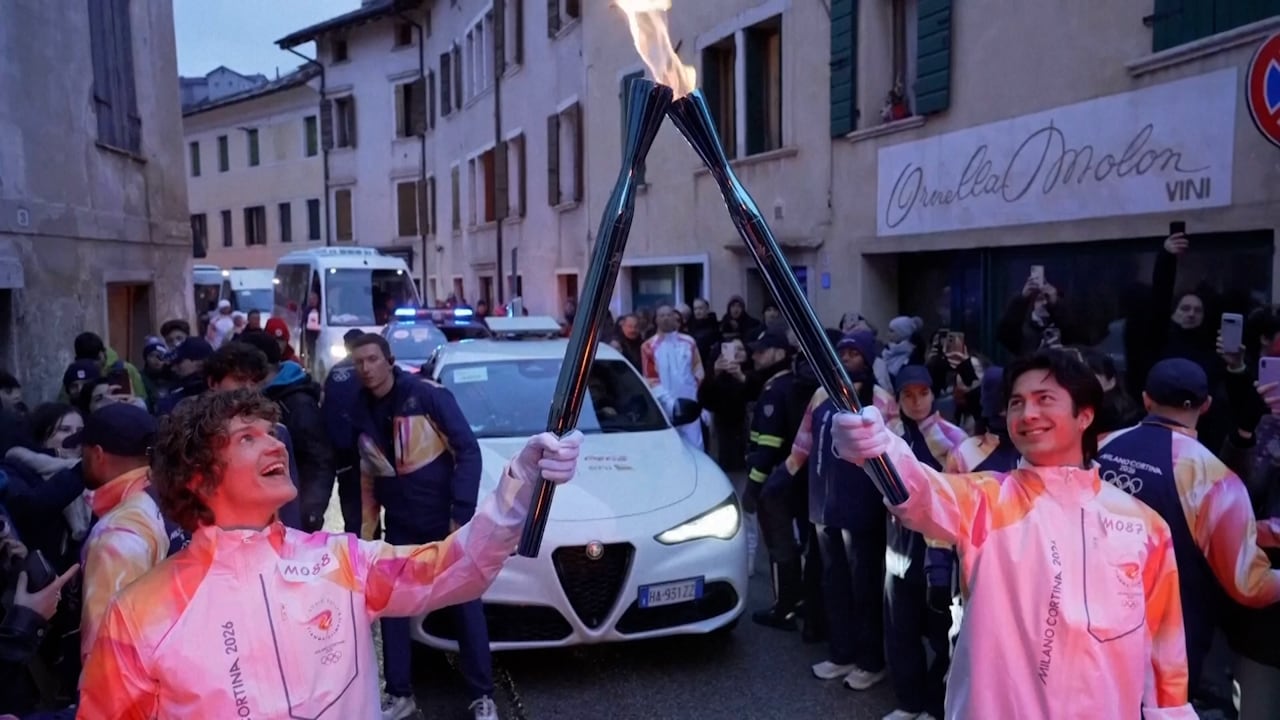 Heated Rivalry-skådespelarna bär OS-facklan