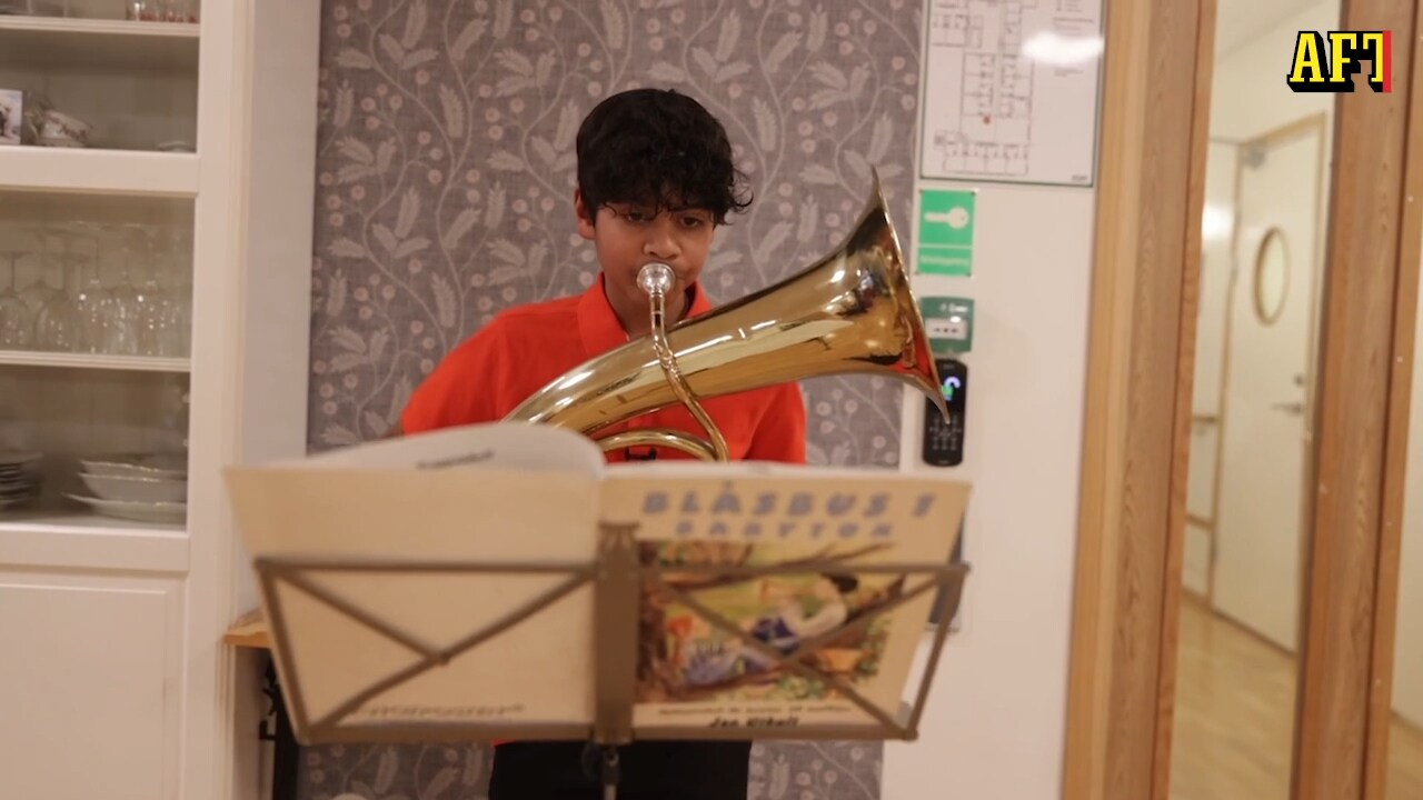 Moltas, 11, sprider glädje på ålderdomshemmet