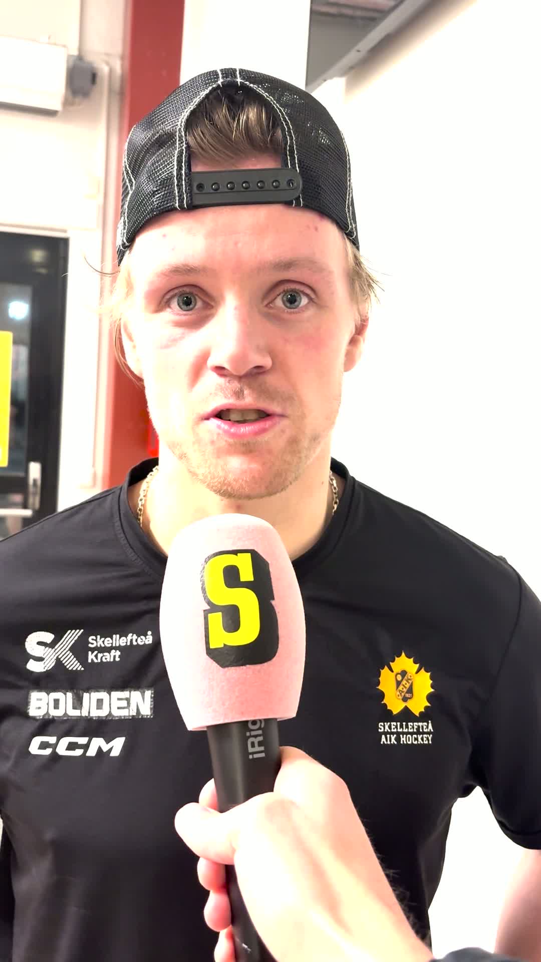 Efter filmningsanklagelserna: Han kommer in sent