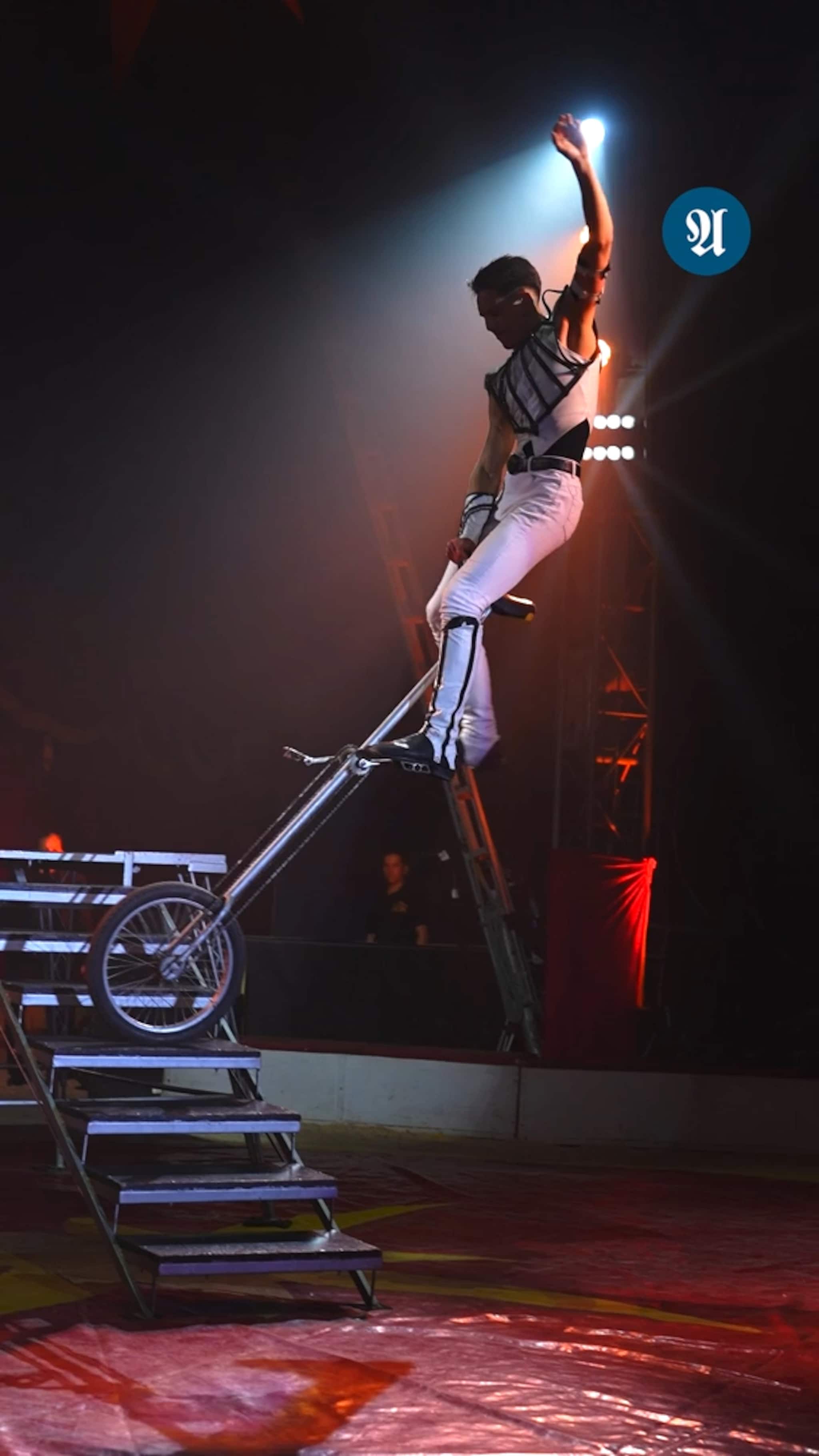 Cirkus Arnardo faller på enhjulssykkel