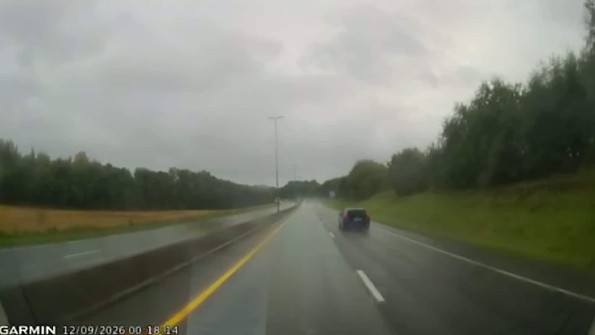 Møtte bil i 100-sonen - på feil side av veien