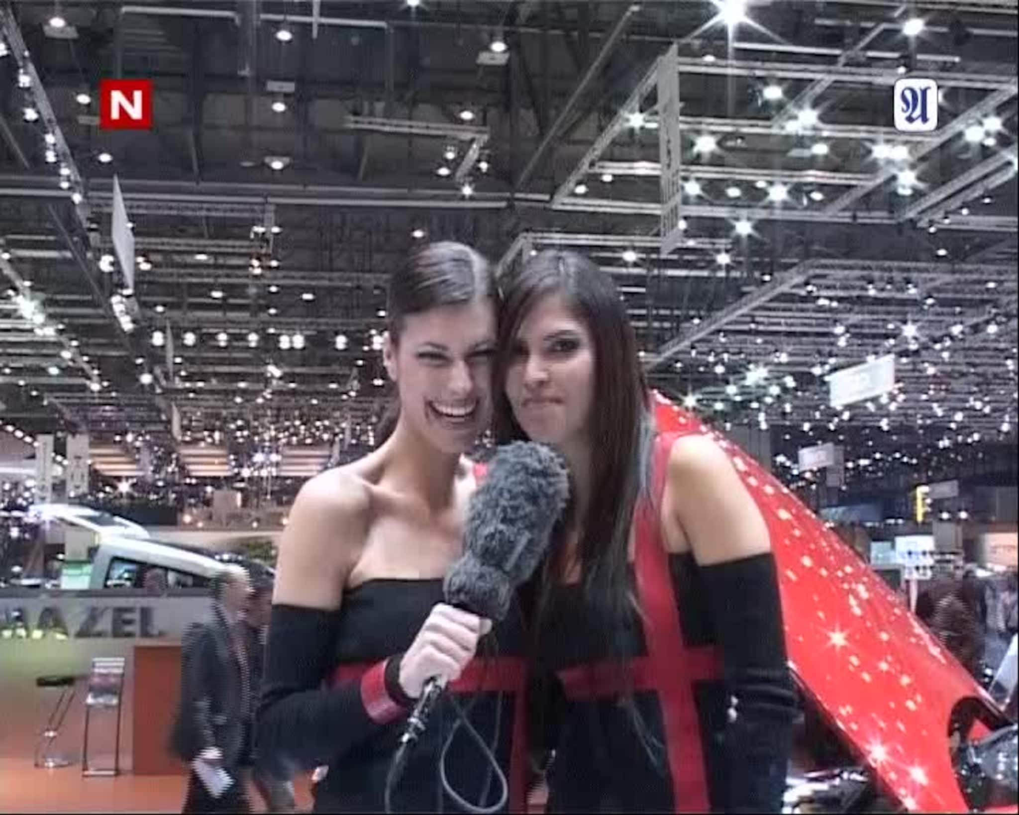 Deniese og Camilla på bilmessen i Genève