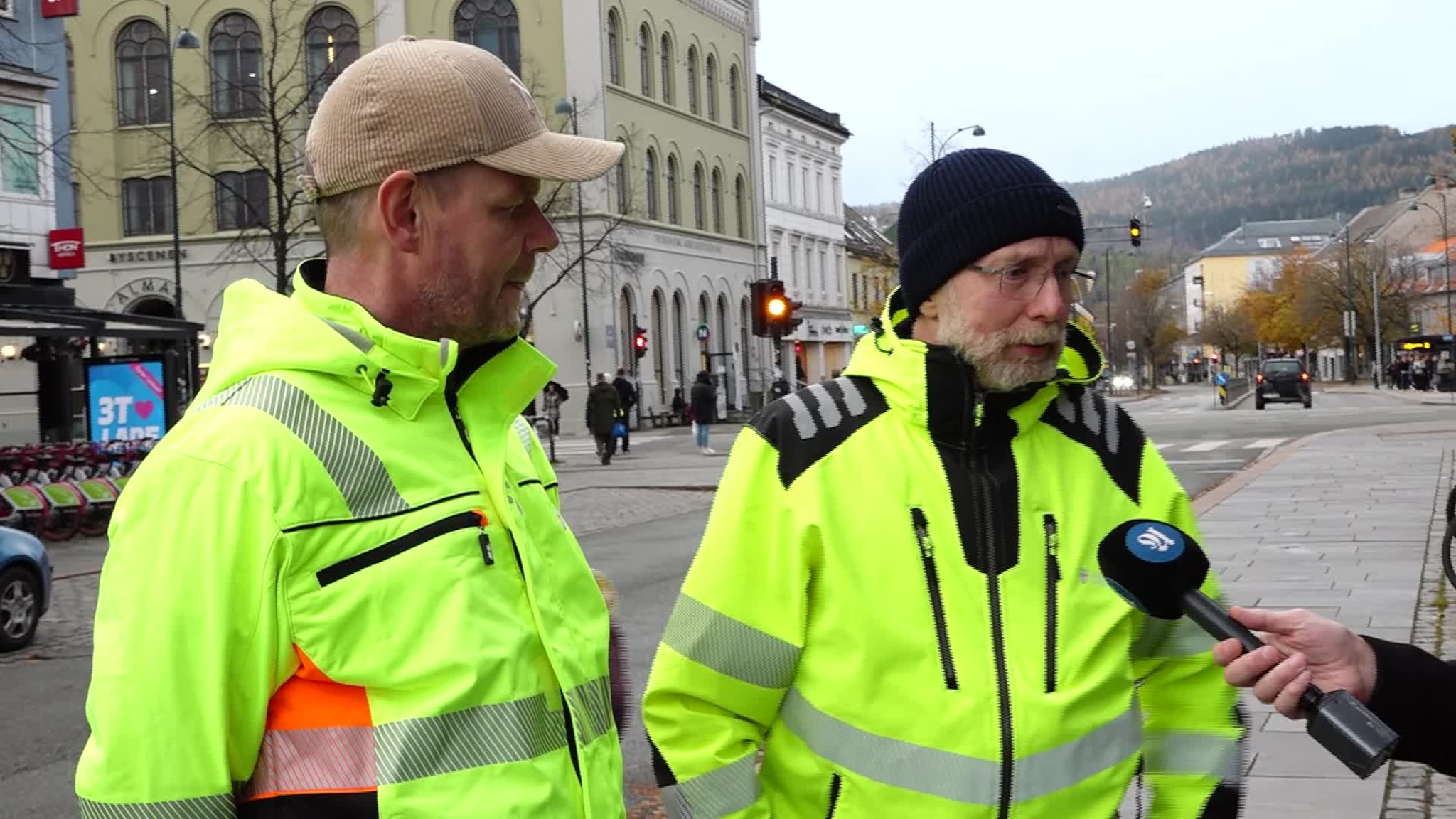 Nå er bilene kastet ut fra krysset