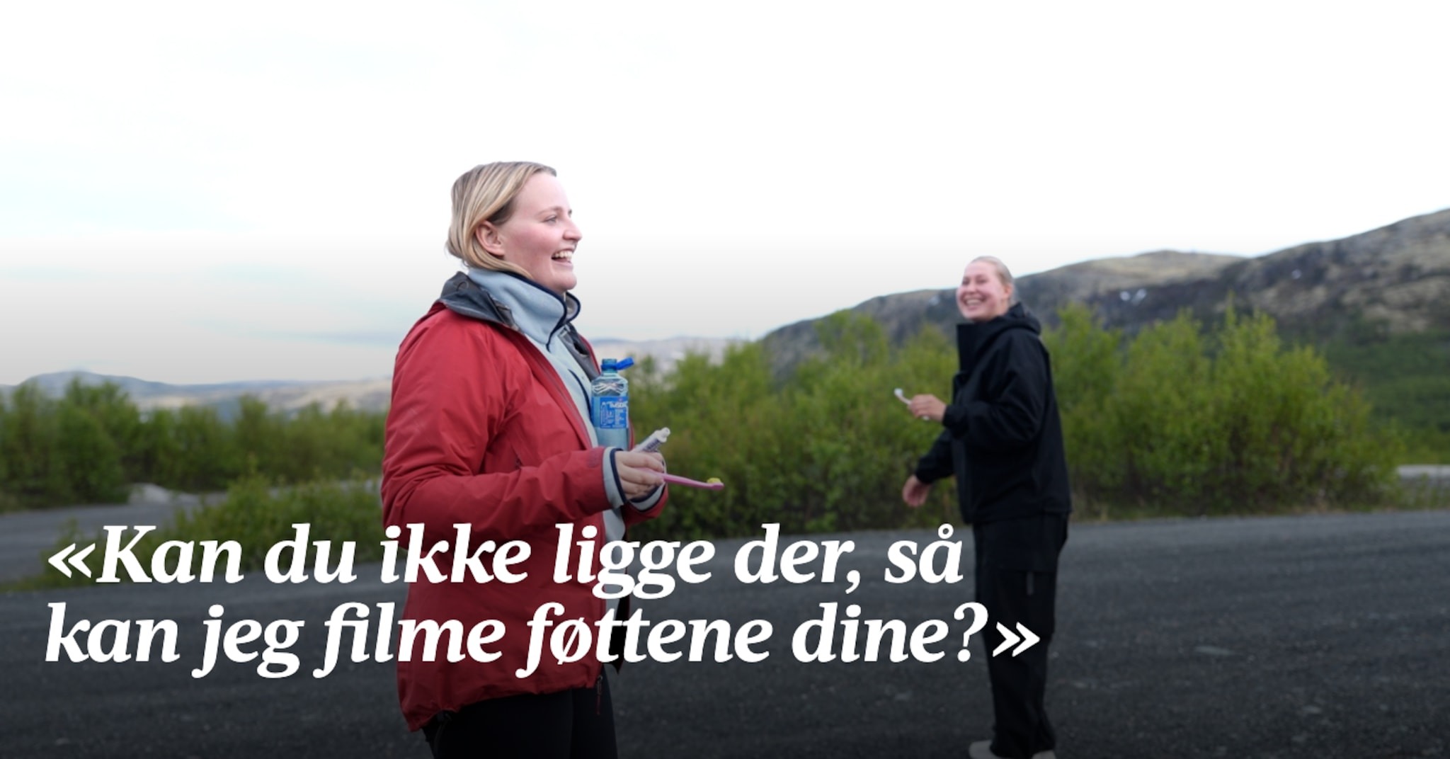 - Kan du ikke ligge der, så kan jeg filme føttene dine?