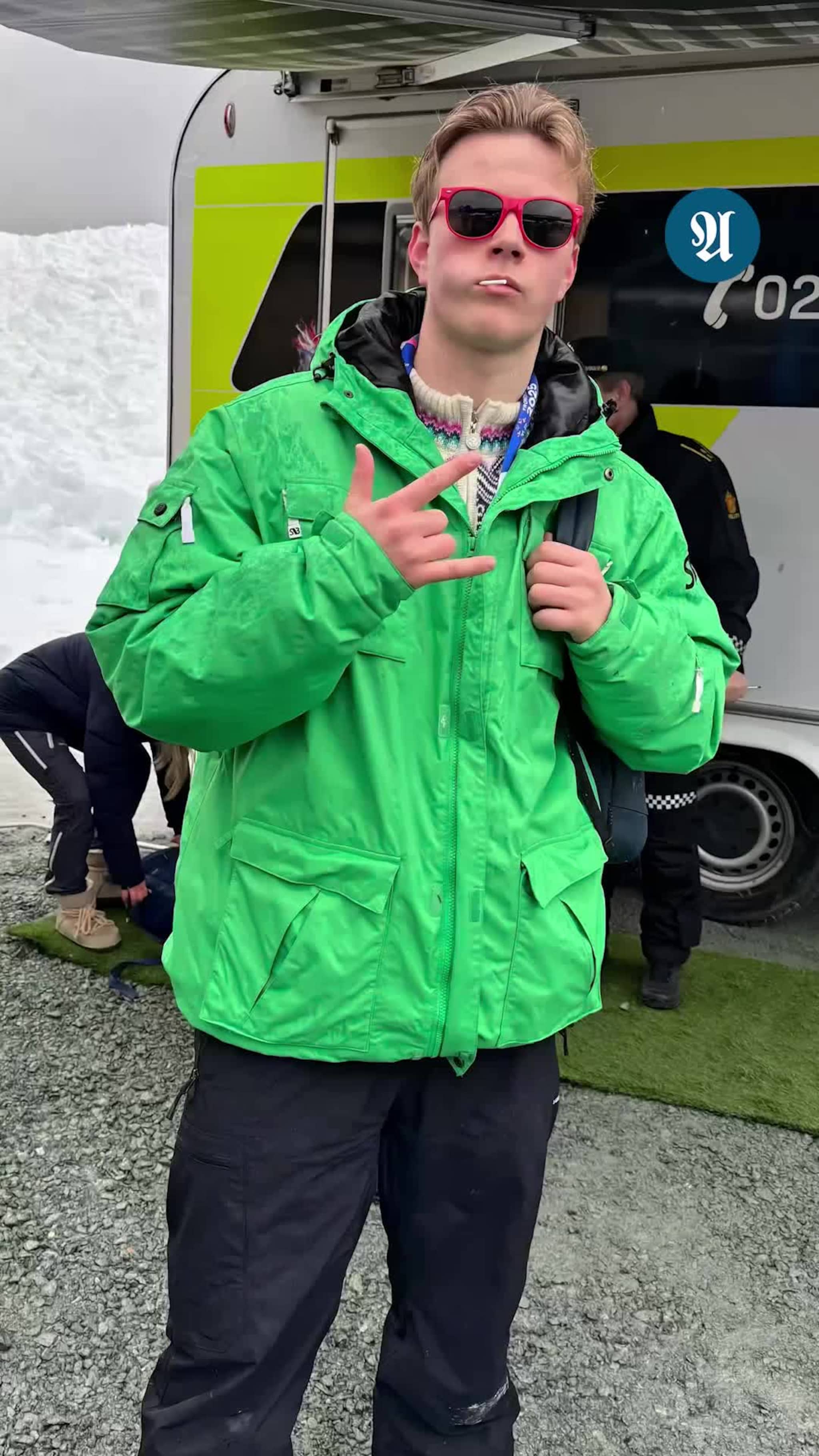 Nabogutt prøver nye klær
