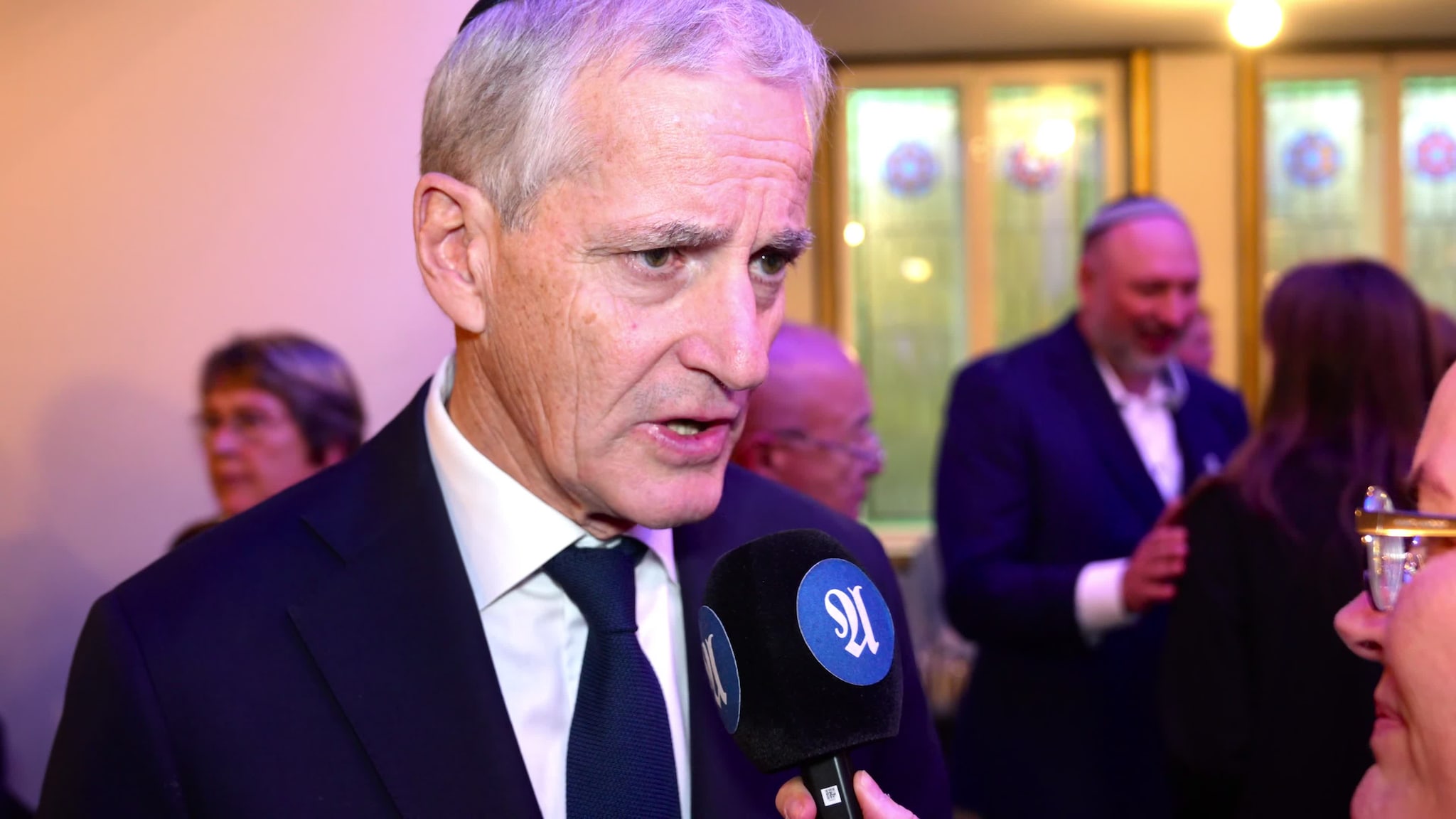 Statsminister Jonas Gahr Støre besøker synagogen i Trondheim.mov