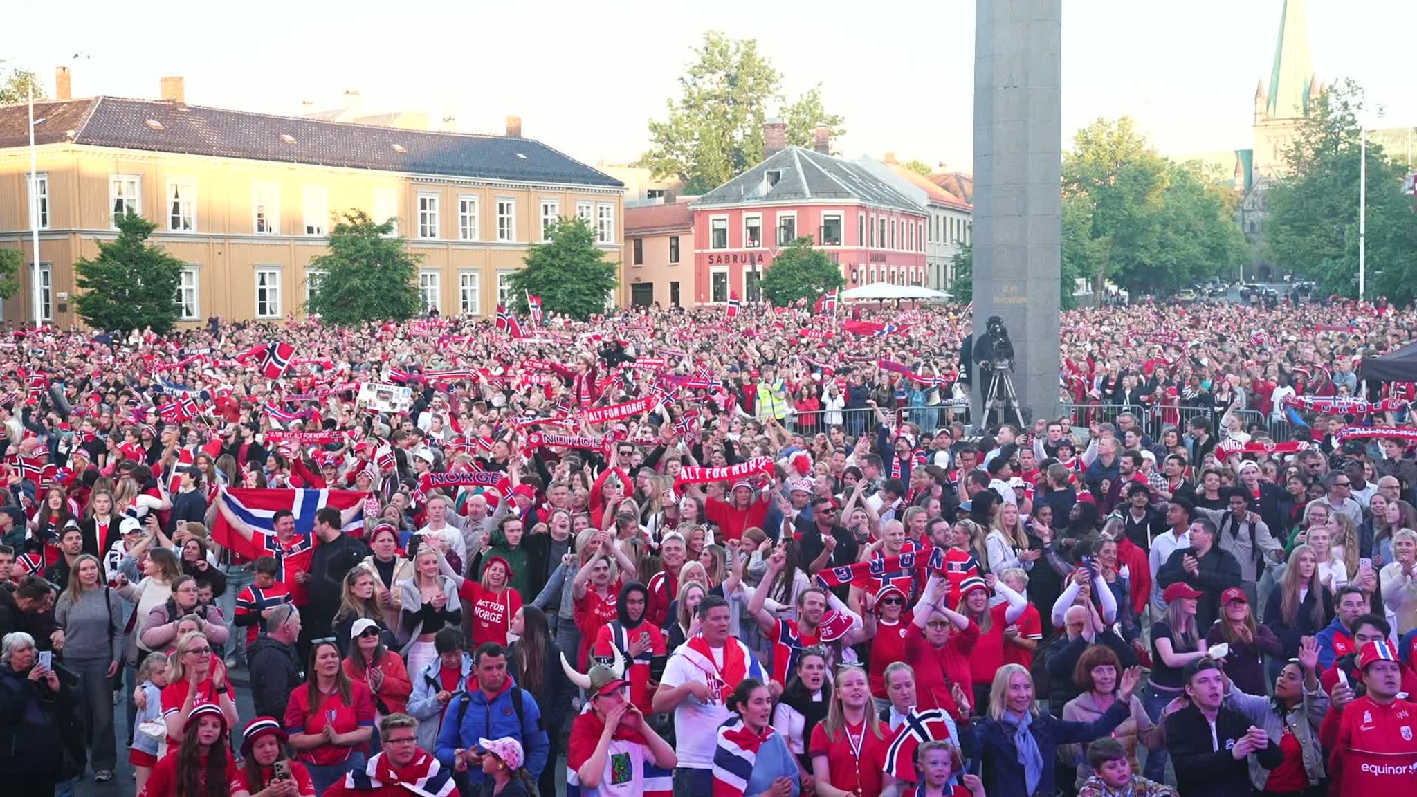 Her synger publikum «Alt For Norge»