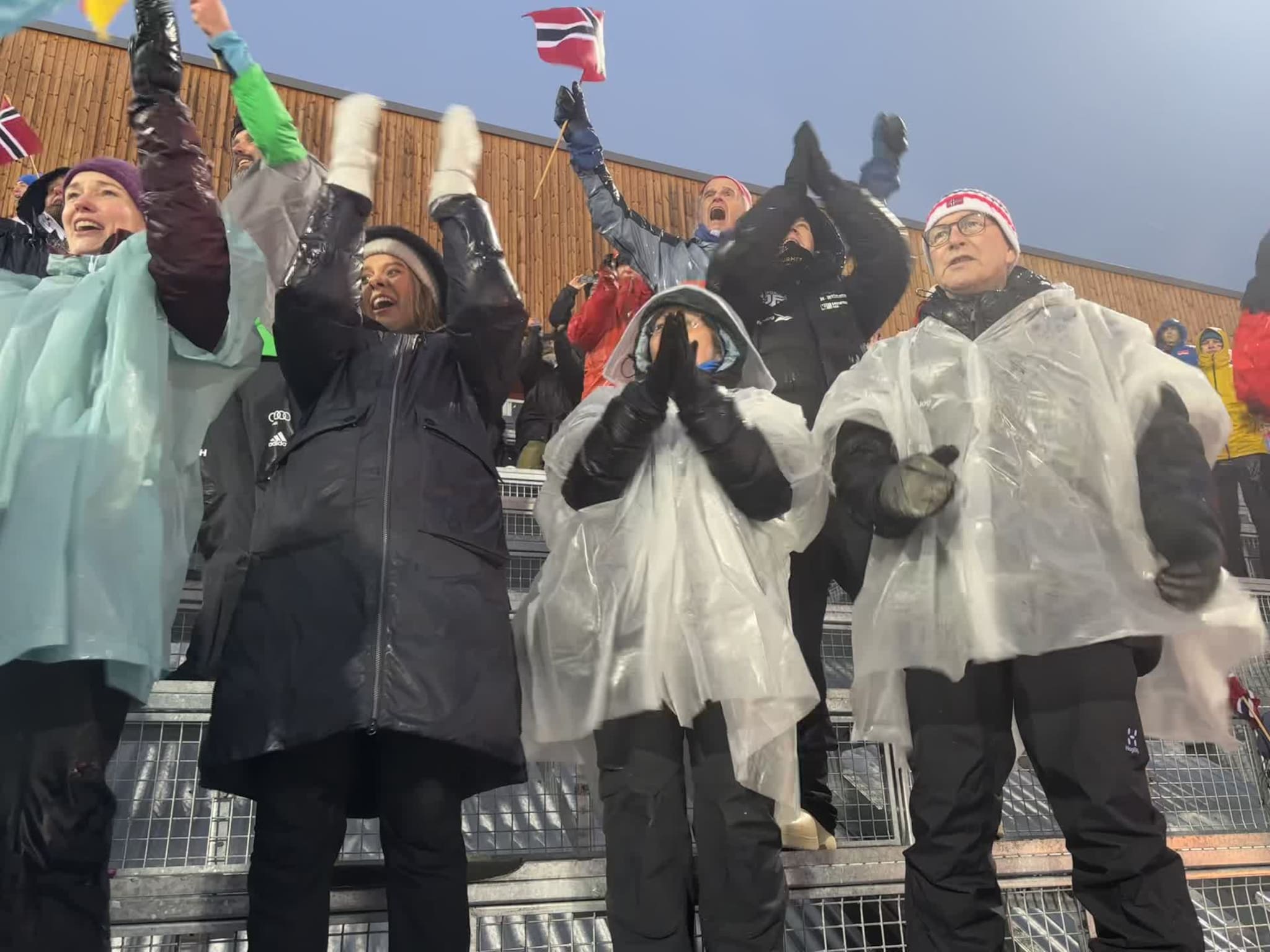 Mor og far Forfang jubler på tribunen