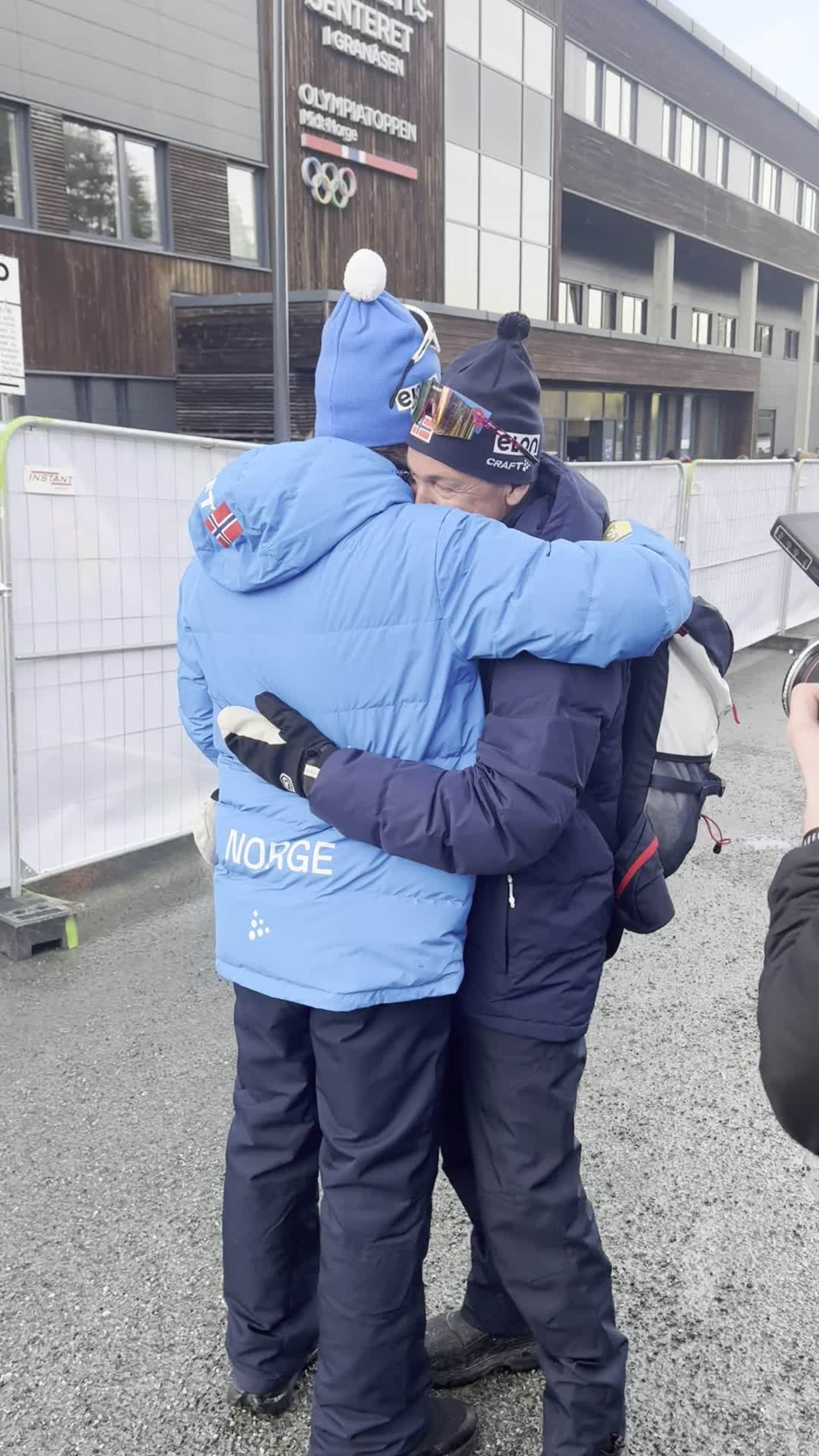 Johannes Høsflot Klæbo og pappa Haakon Klæbo klemmer hverandre