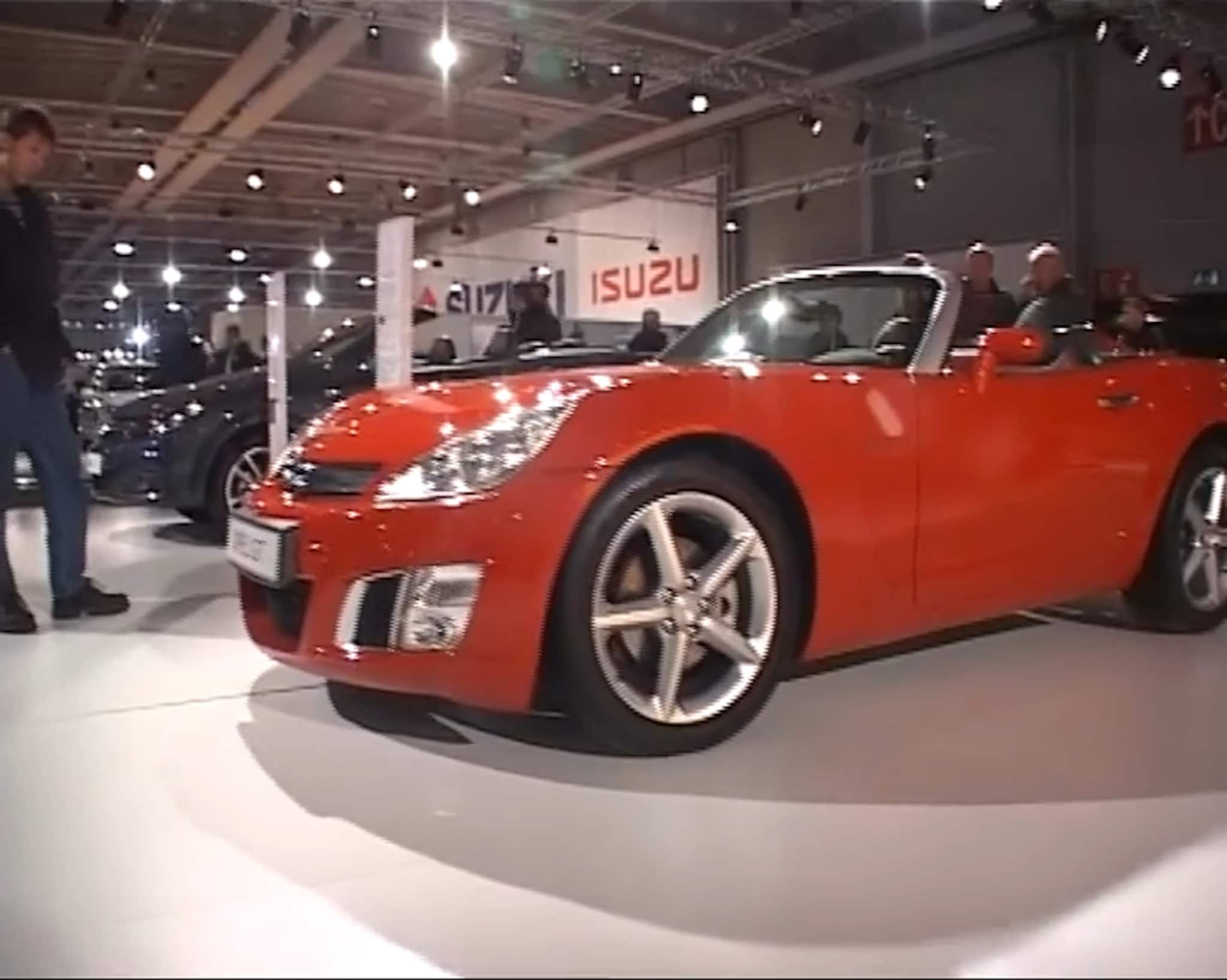 Knallrød Opel Gt og Isuzu som kan dra 3 tonns henger.