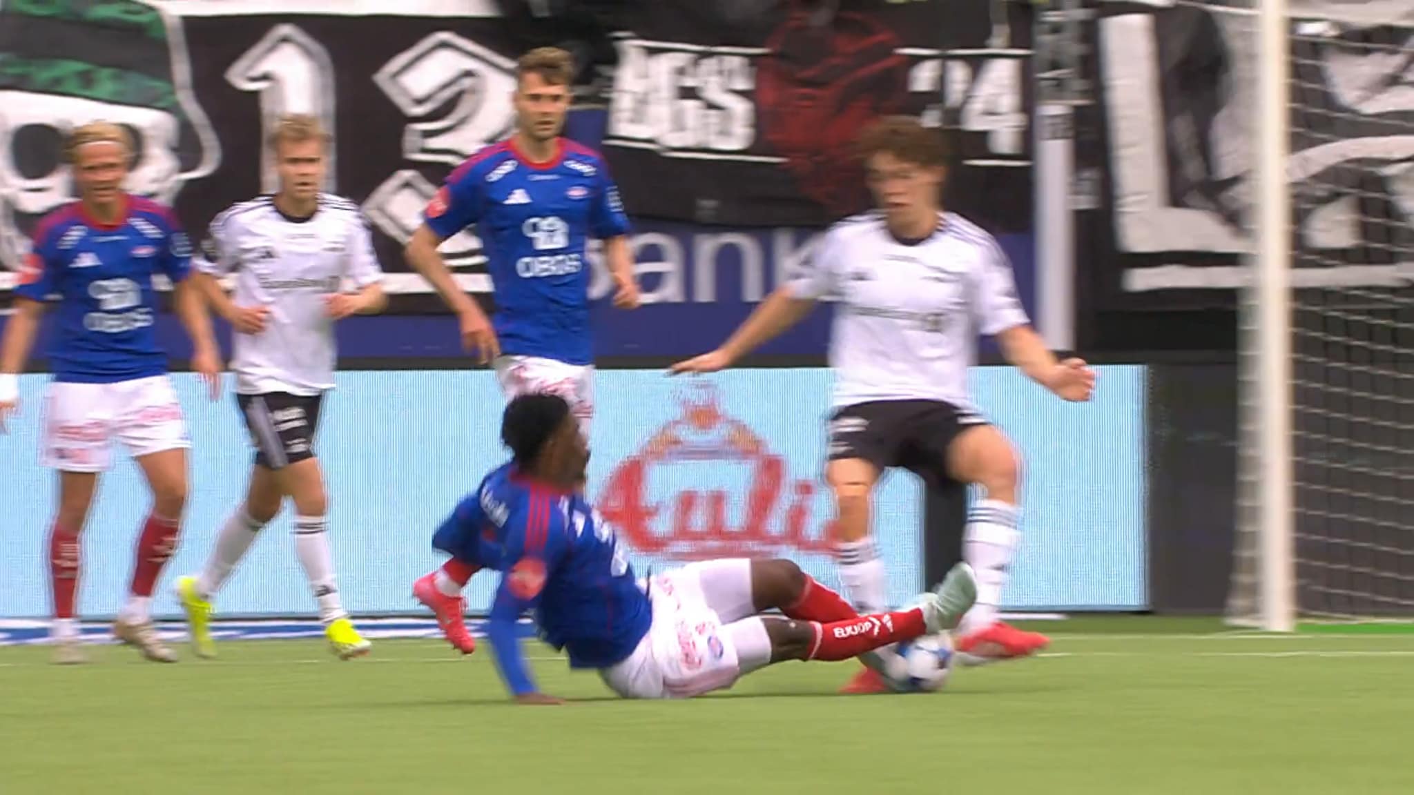 Sverre Nypan takles av Ambina
