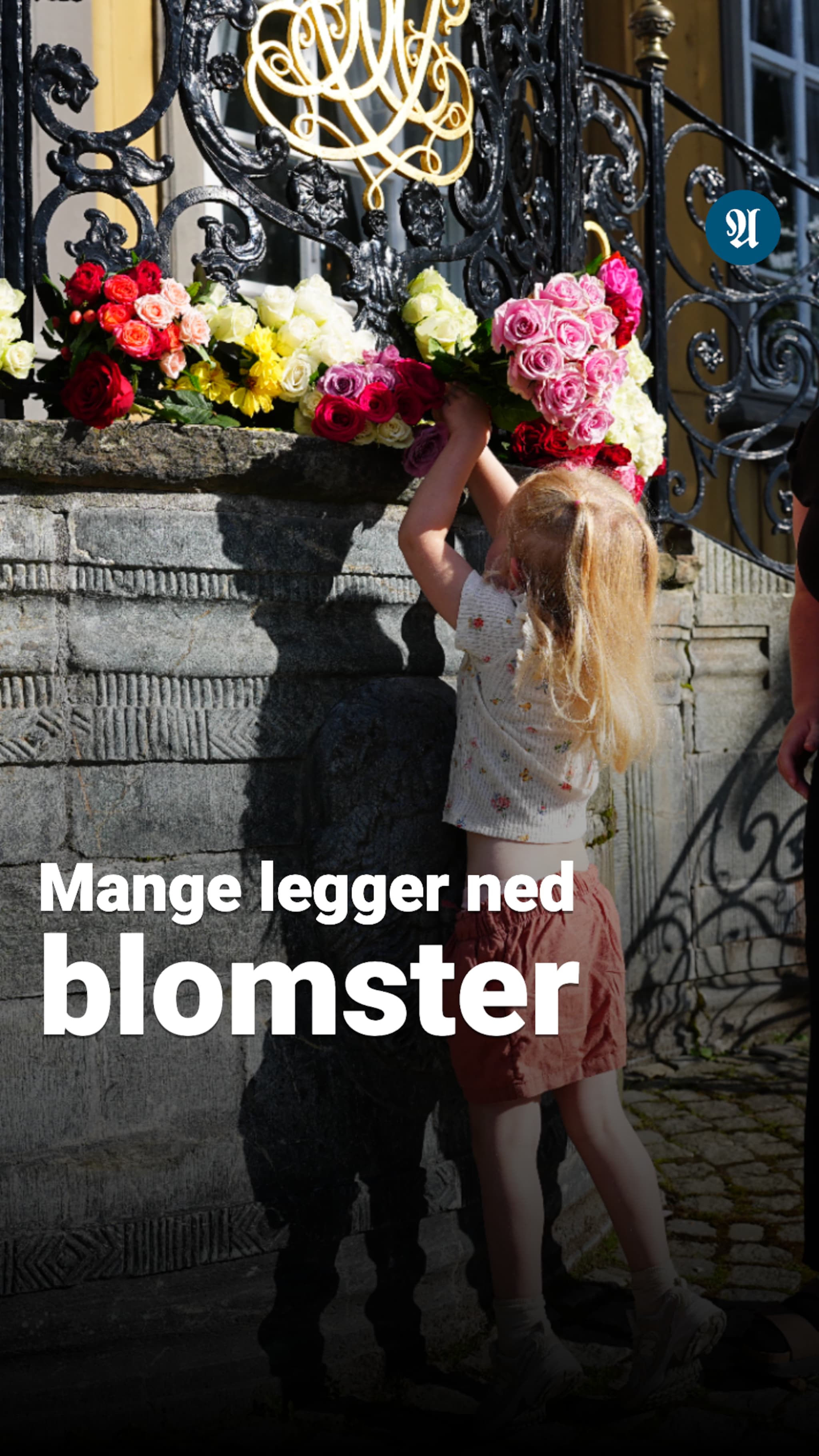 Mange legger ned blomster