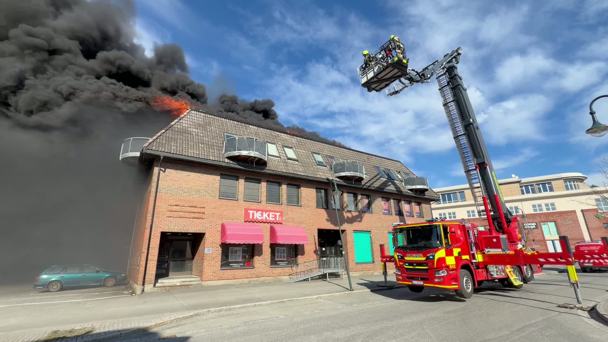 Full overtenning i bygning i Stjørdal sentrum