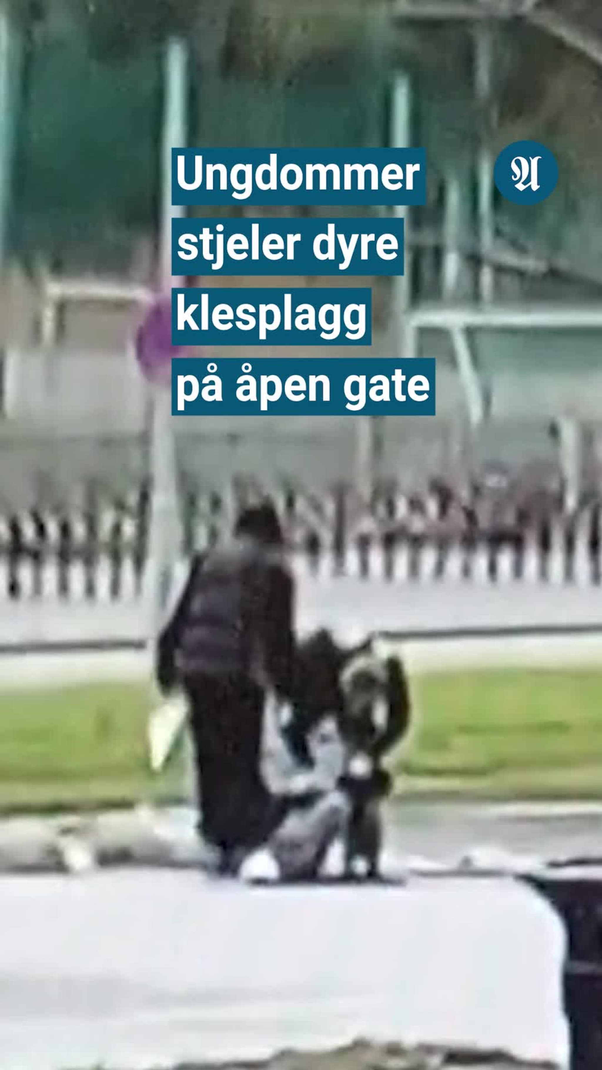 Tar klær fra unge på åpen gate